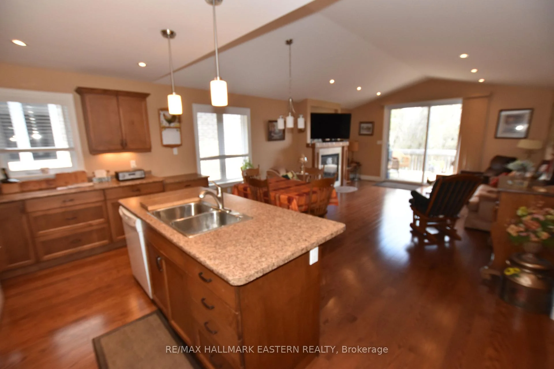 Photo 39 of 428 Raymond Street, Peterborough, Northcrest Ward 5 — HOMEH