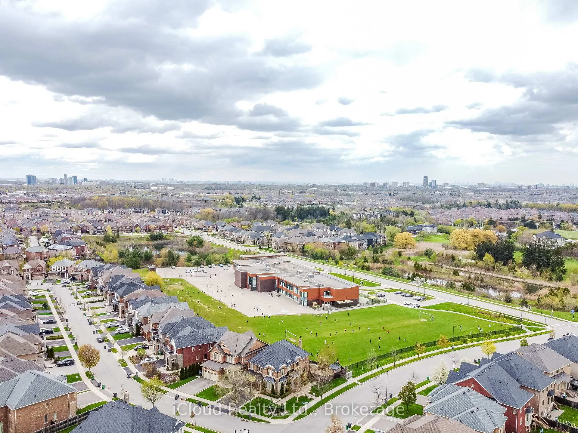 Photo 48 of 41 Elbern Markell Drive, Brampton, Credit Valley — HOMEH