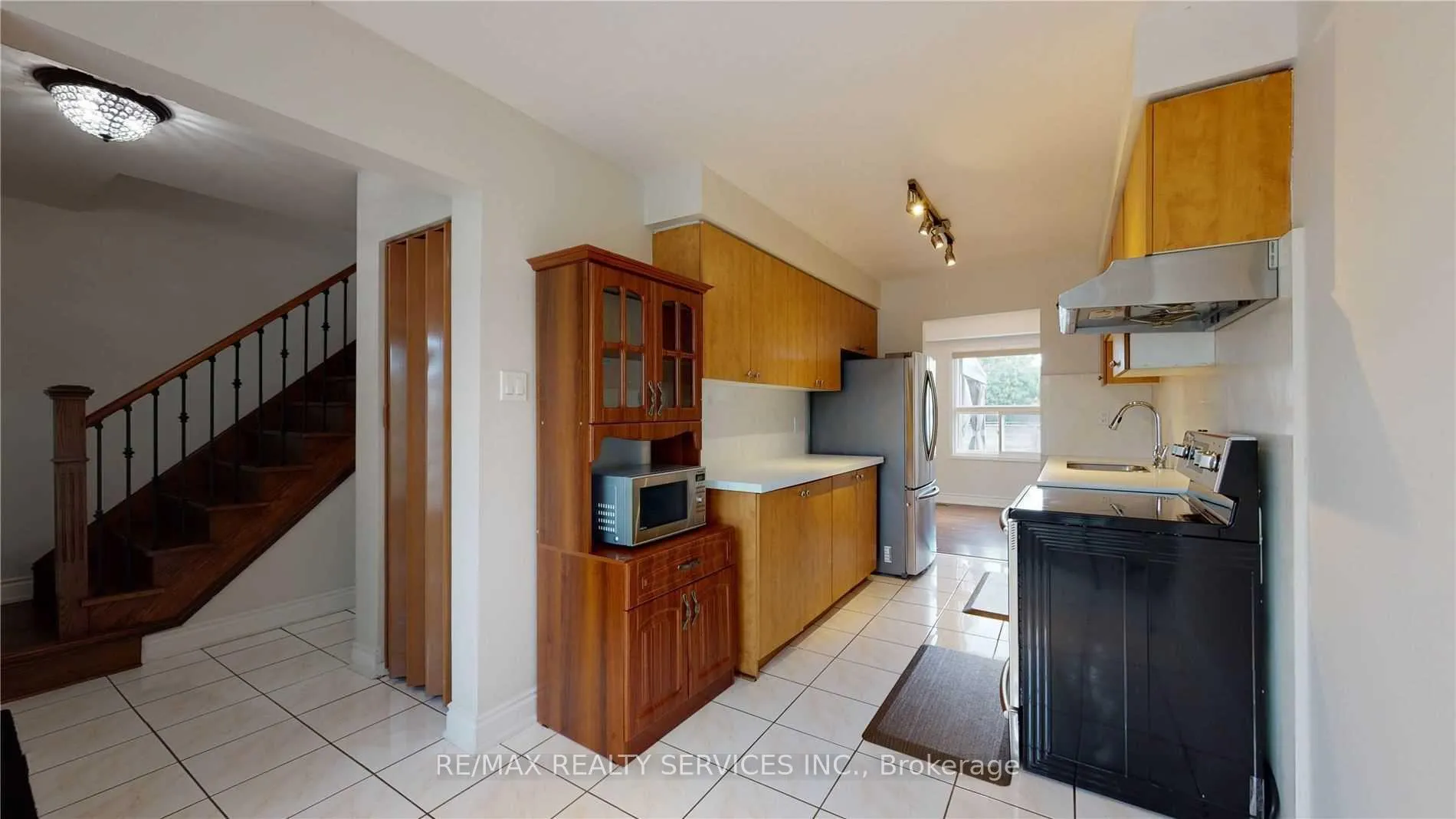Photo 2 of 44 Elmstead Court, Brampton, Fletcher's Creek South — HOMEH