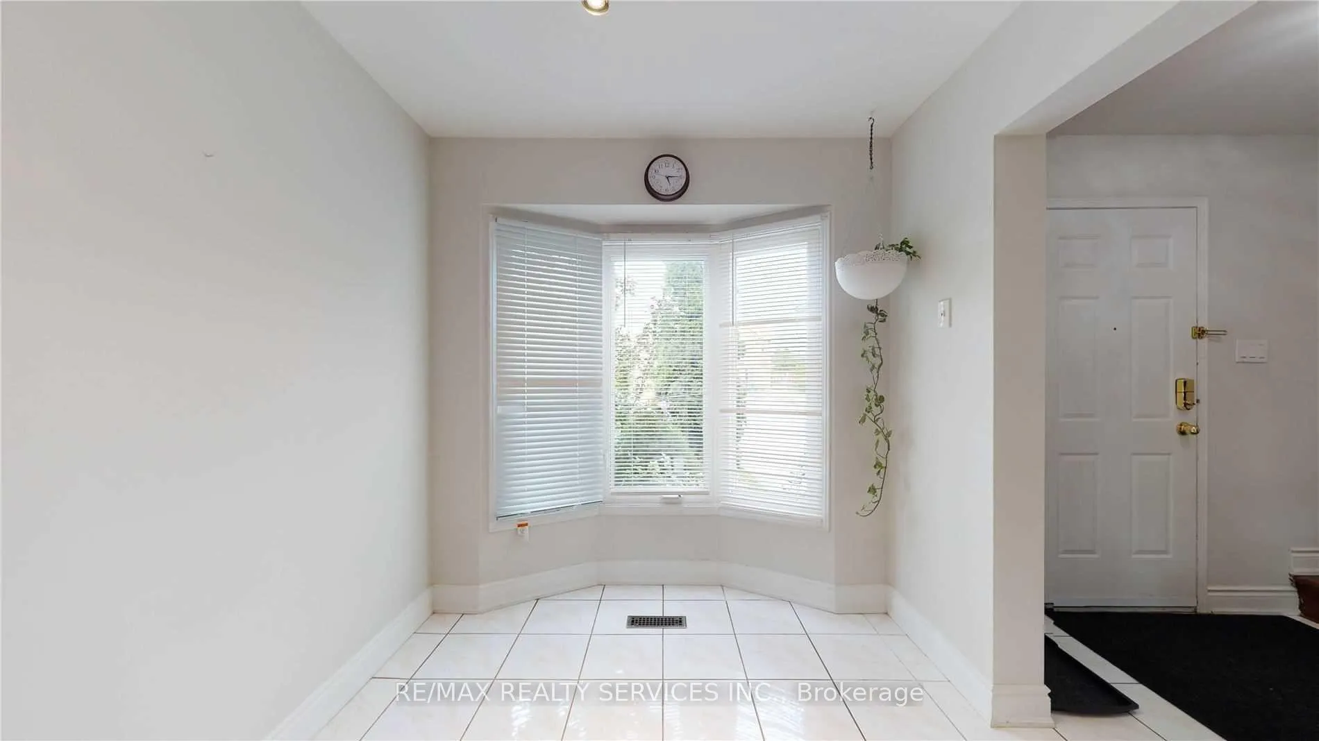 Photo 4 of 44 Elmstead Court, Brampton, Fletcher's Creek South — HOMEH