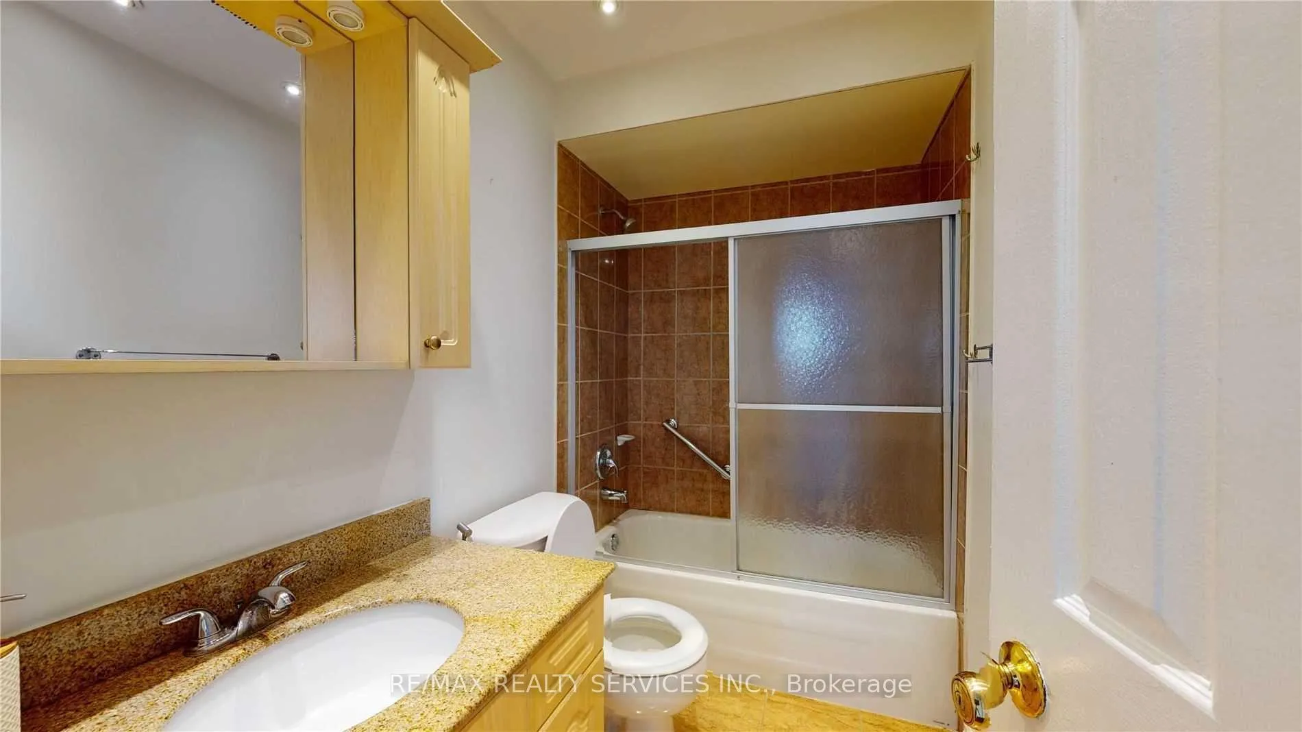 Photo 5 of 44 Elmstead Court, Brampton, Fletcher's Creek South — HOMEH