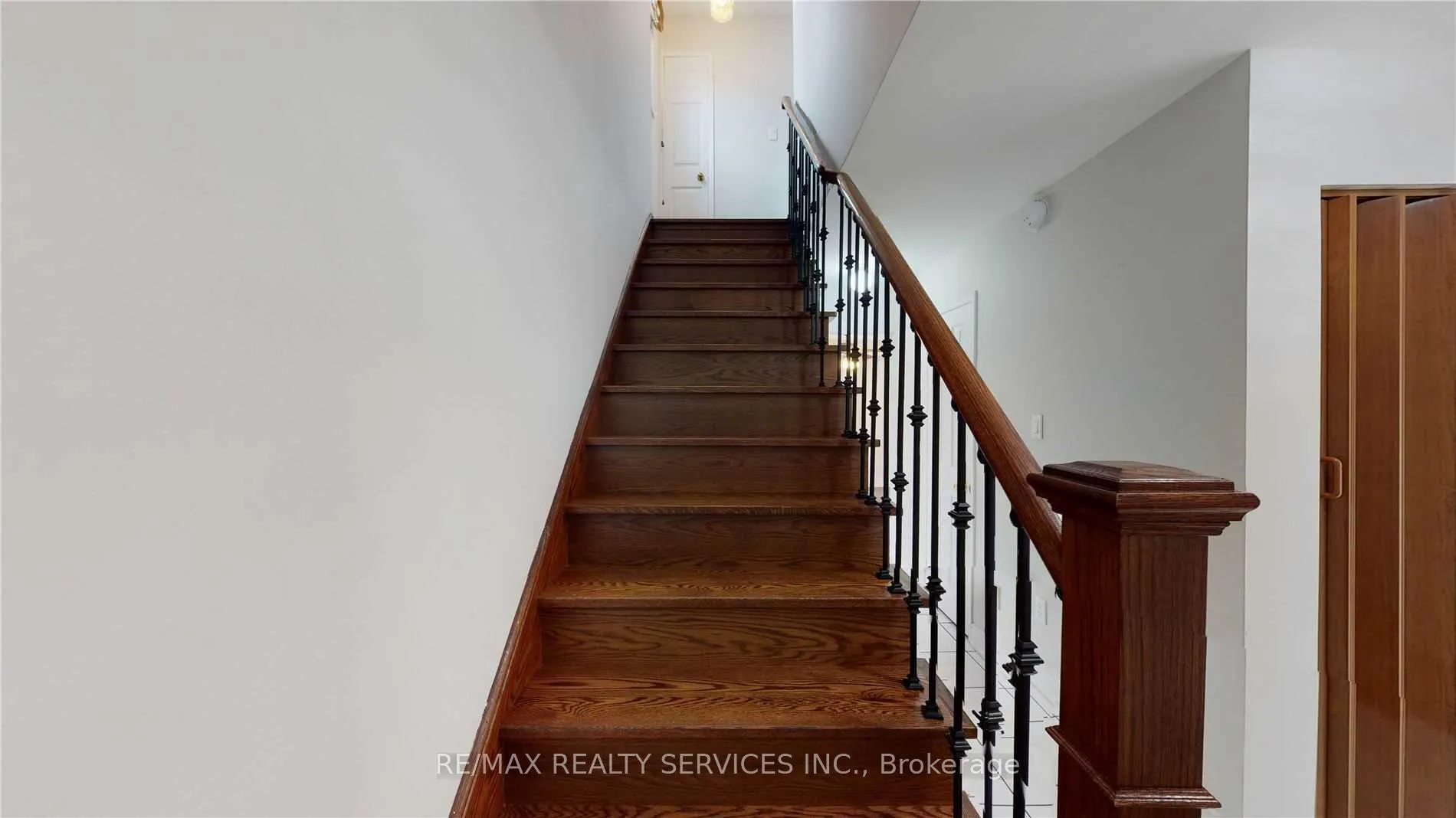 Photo 8 of 44 Elmstead Court, Brampton, Fletcher's Creek South — HOMEH