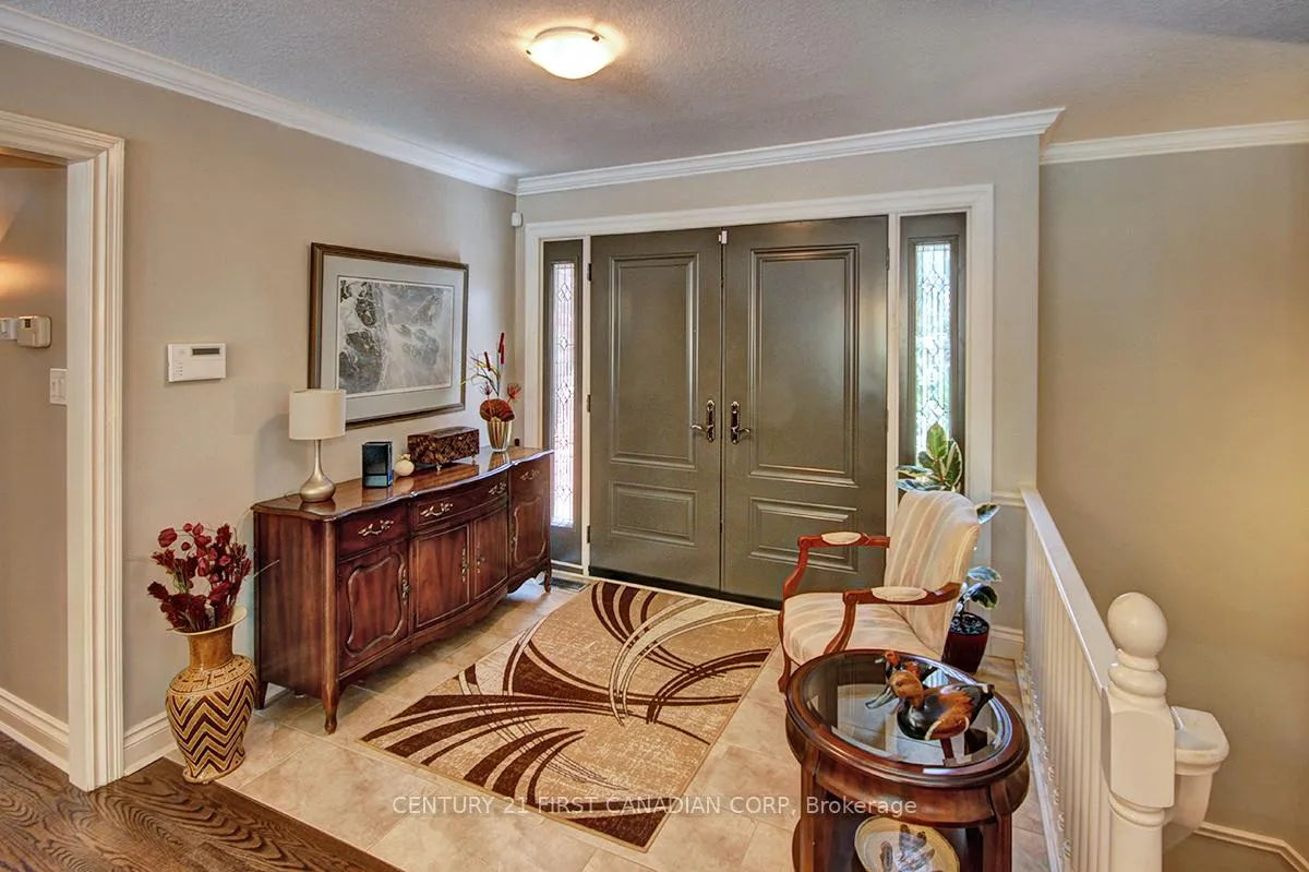 Photo 3 of 811 Clearview Crescent, London, North Q — HOMEH