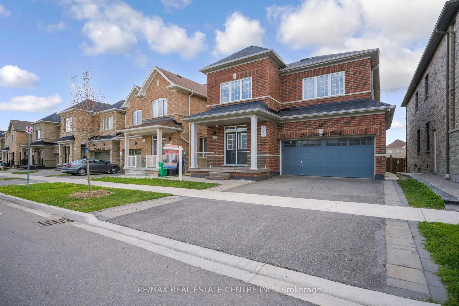 Photo 2 of 26 Fruitvale Circle, Brampton, Northwest Brampton — HOMEH