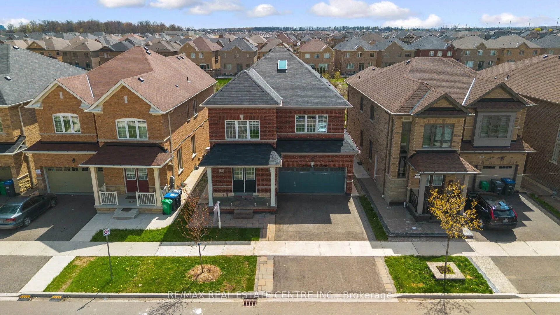 Photo 3 of 26 Fruitvale Circle, Brampton, Northwest Brampton — HOMEH