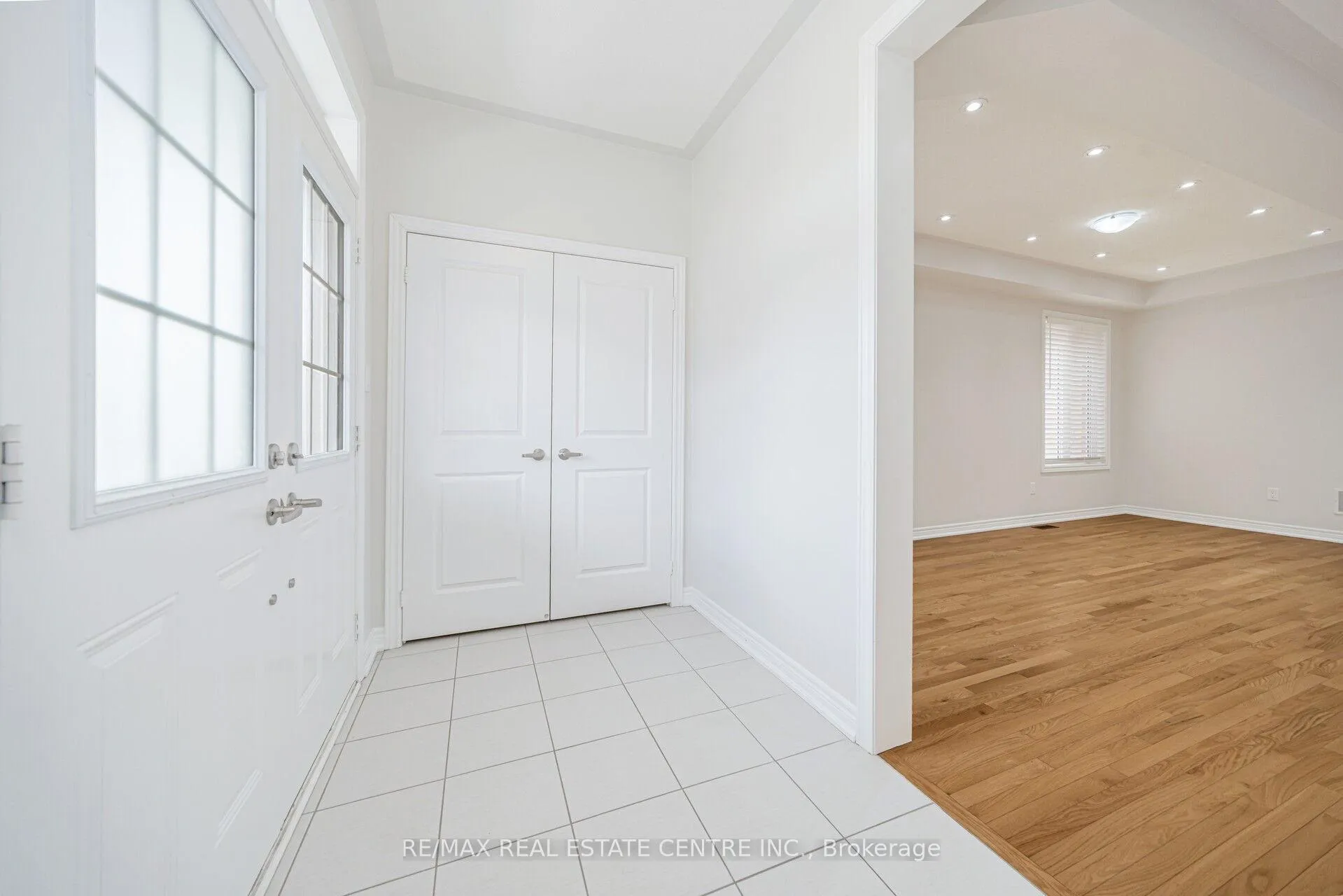 Photo 5 of 26 Fruitvale Circle, Brampton, Northwest Brampton — HOMEH