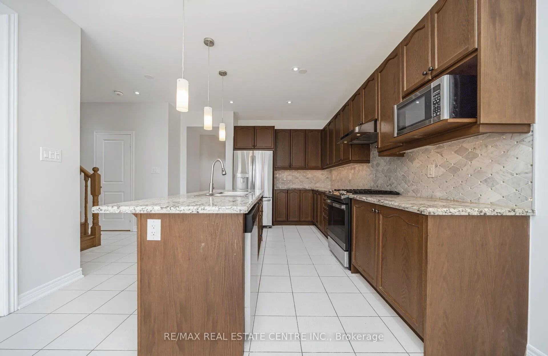 Photo 9 of 26 Fruitvale Circle, Brampton, Northwest Brampton — HOMEH