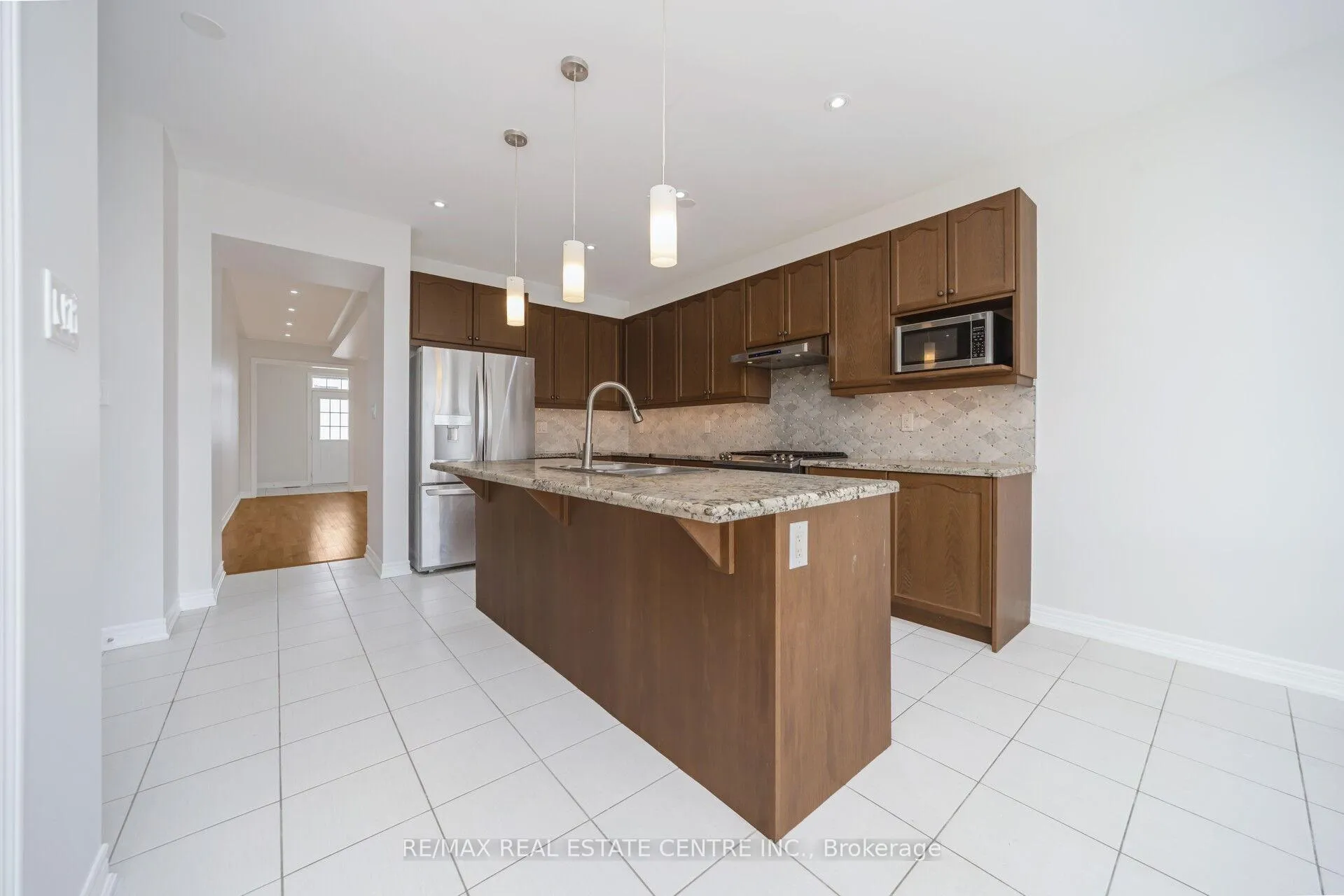 Photo 10 of 26 Fruitvale Circle, Brampton, Northwest Brampton — HOMEH