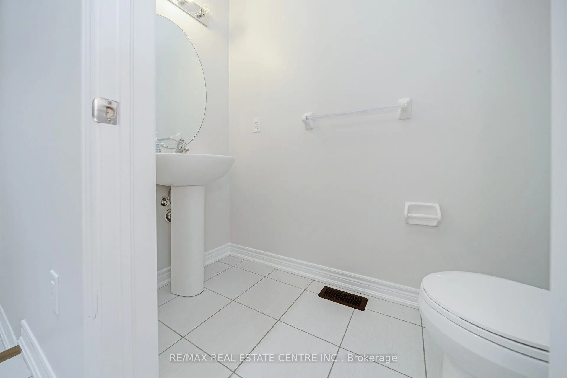 Photo 14 of 26 Fruitvale Circle, Brampton, Northwest Brampton — HOMEH