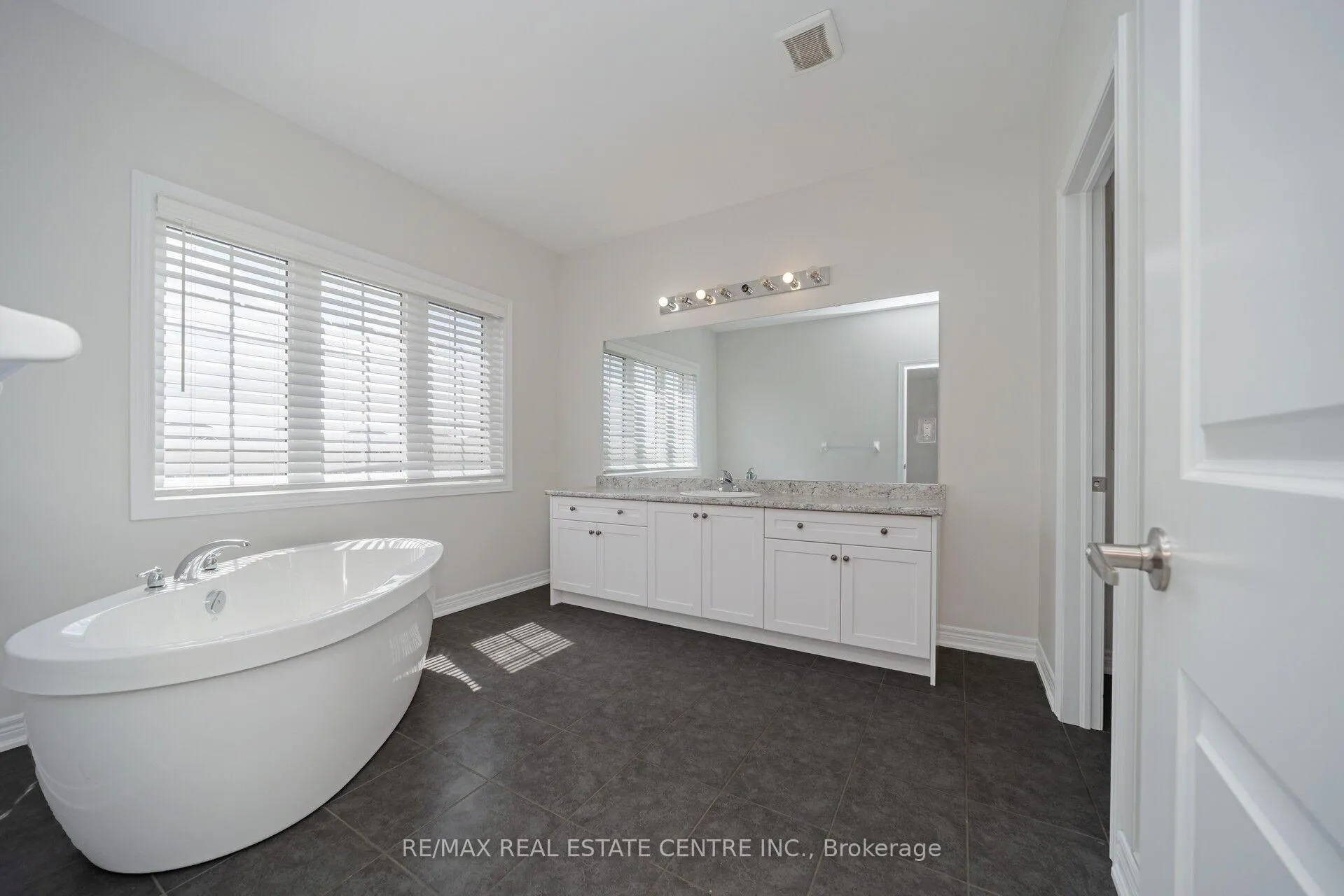 Photo 18 of 26 Fruitvale Circle, Brampton, Northwest Brampton — HOMEH