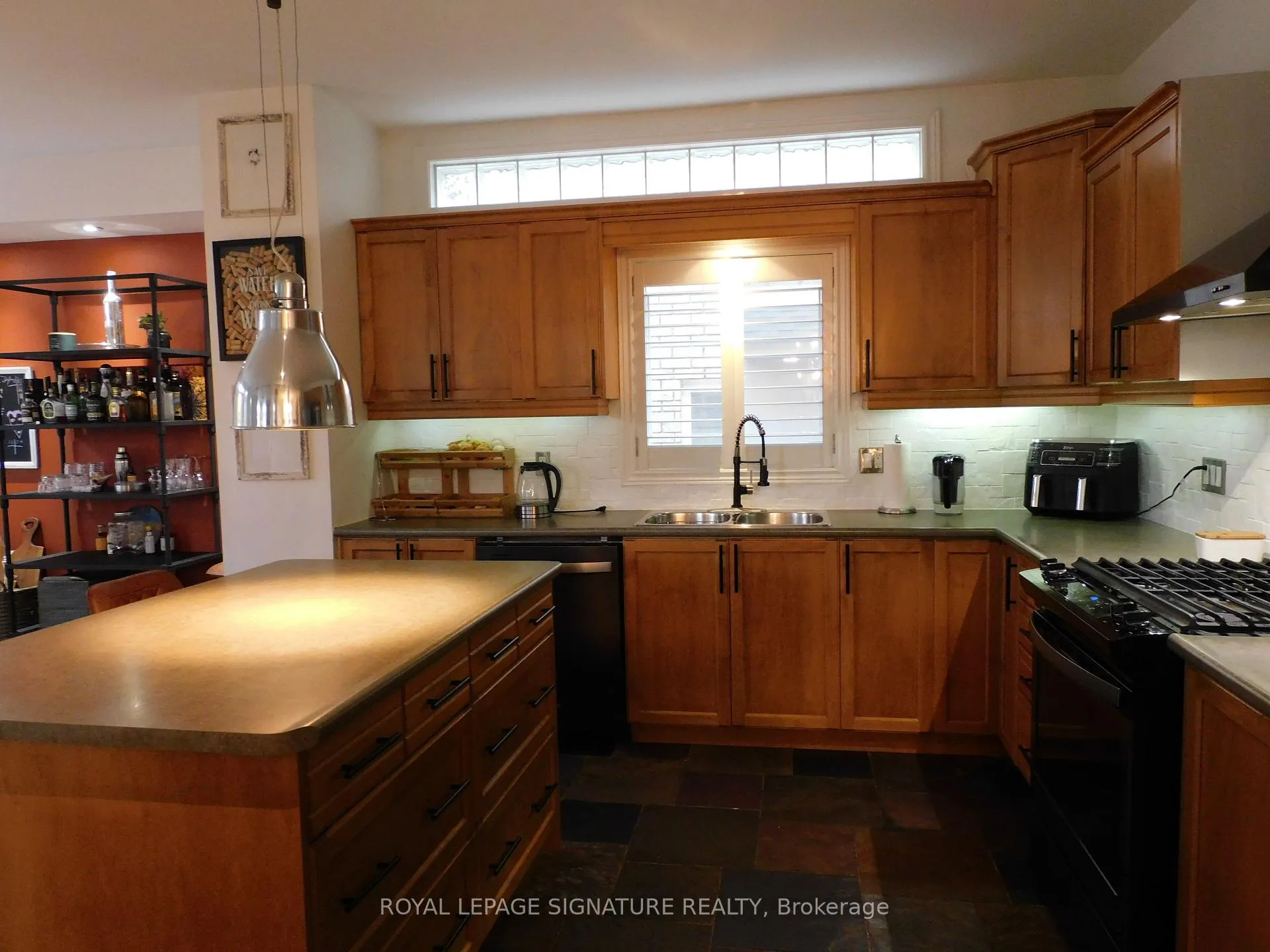 Photo 8 of 30 Walcotte Avenue, Hamilton, Meadowlands — HOMEH