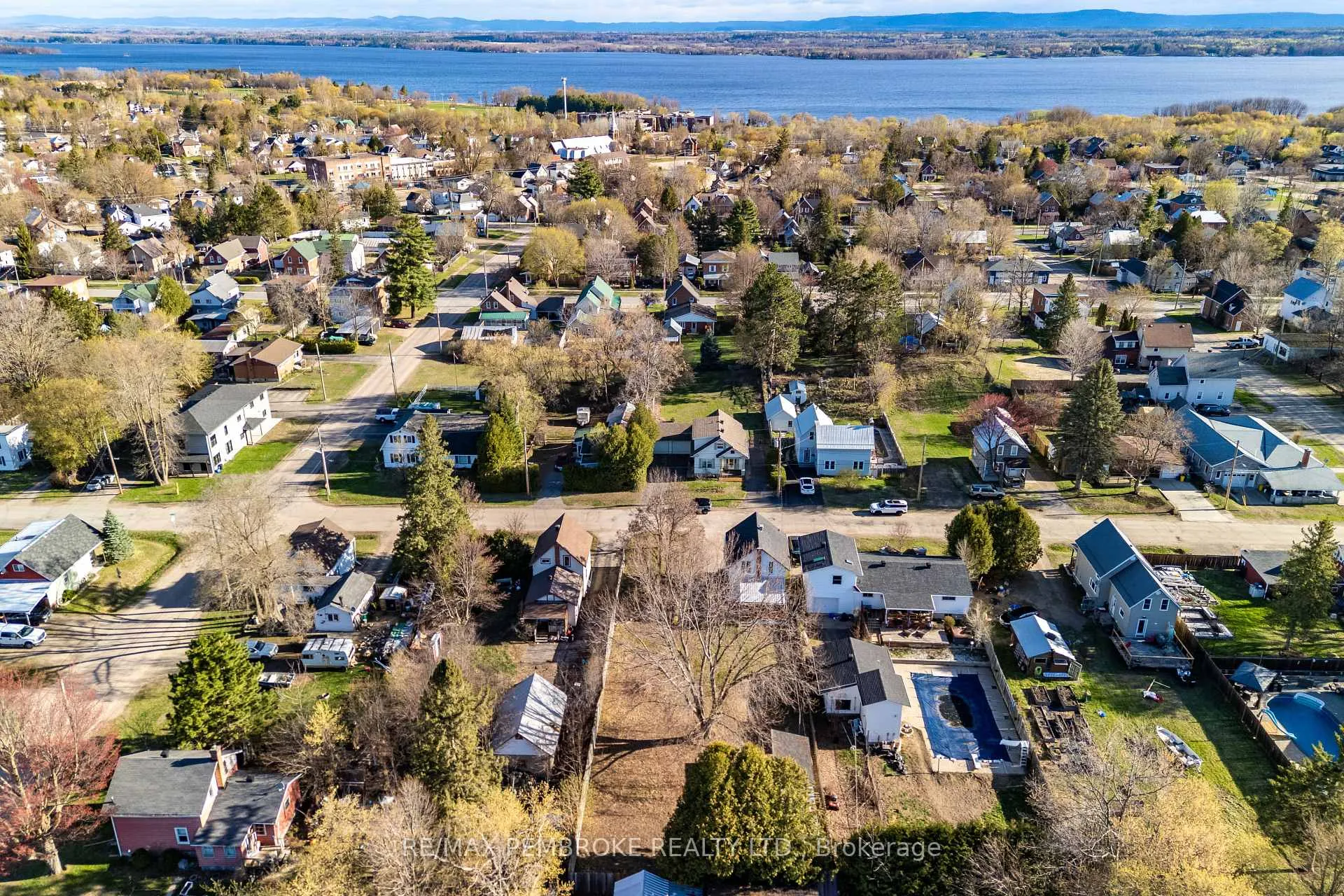 Photo 4 of 566 Perth Street, Pembroke — HOMEH