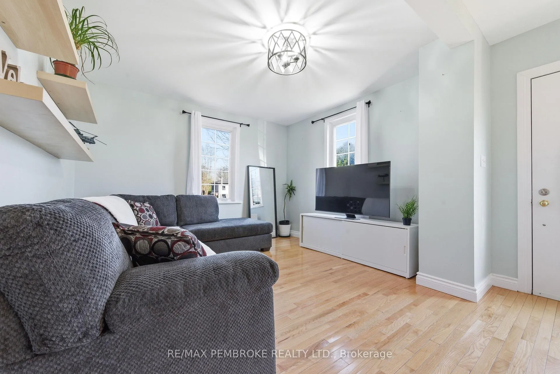 Photo 8 of 566 Perth Street, Pembroke — HOMEH