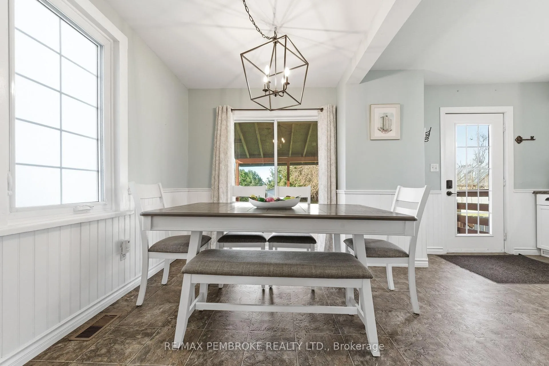 Photo 10 of 566 Perth Street, Pembroke — HOMEH
