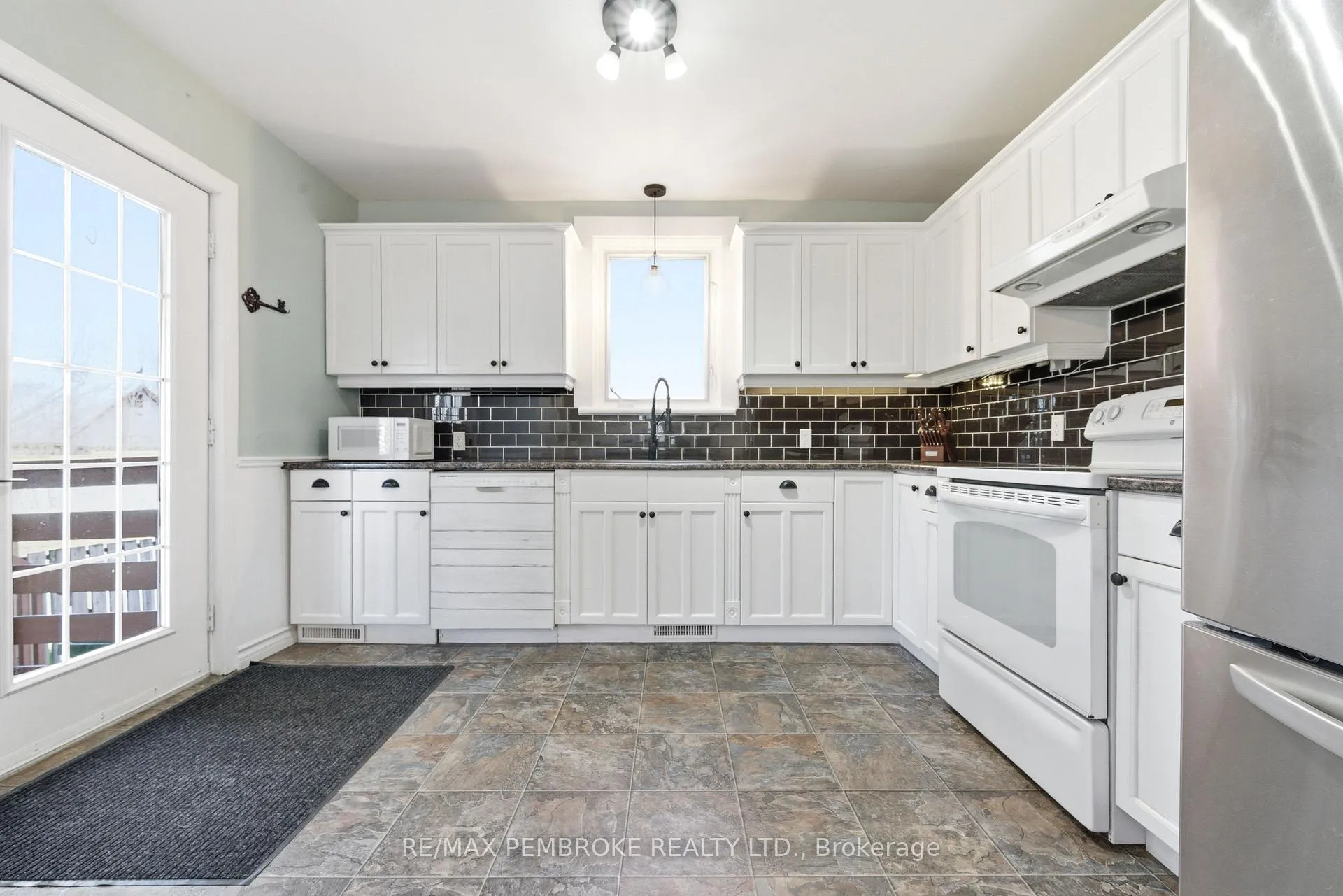 Photo 12 of 566 Perth Street, Pembroke — HOMEH
