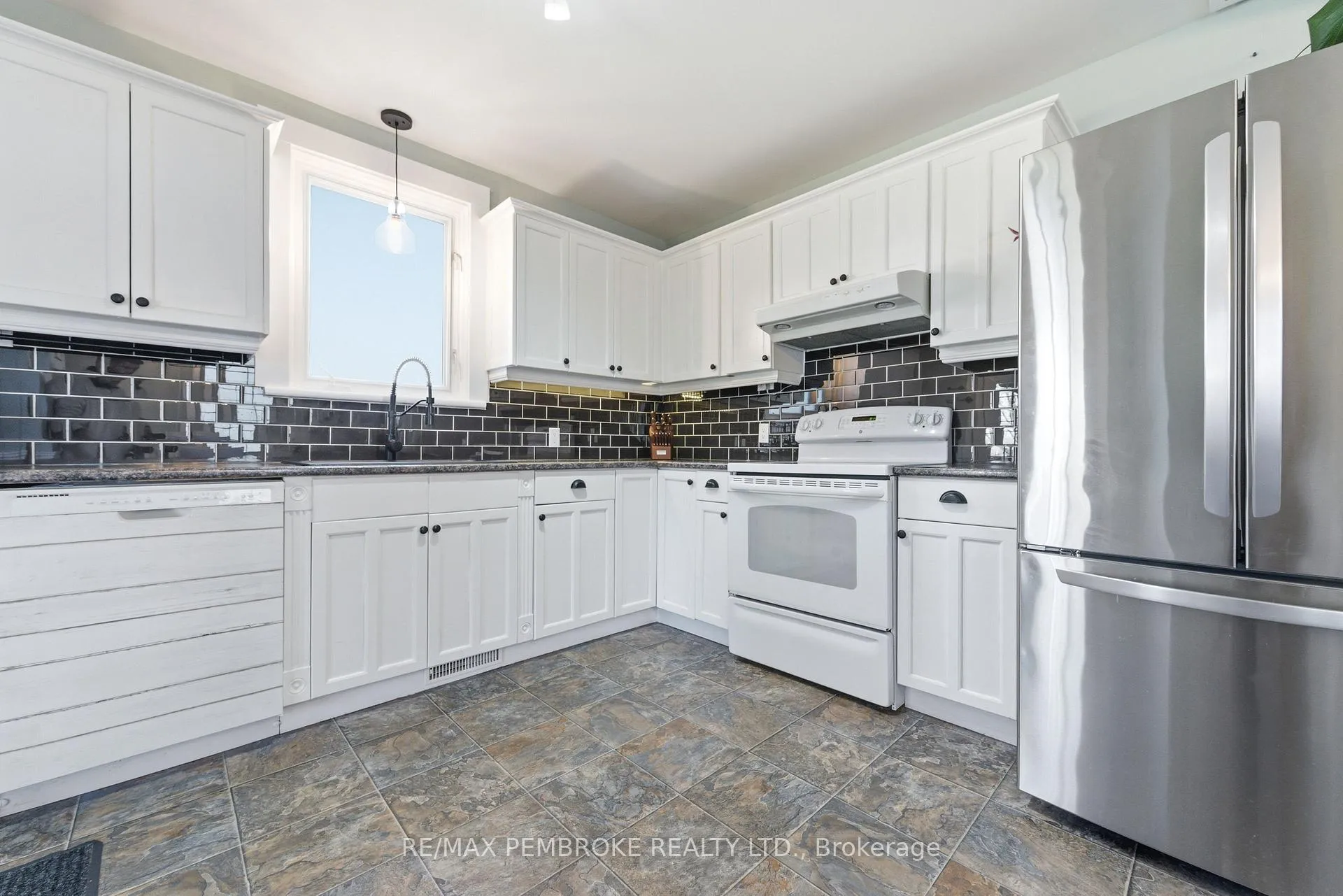 Photo 13 of 566 Perth Street, Pembroke — HOMEH