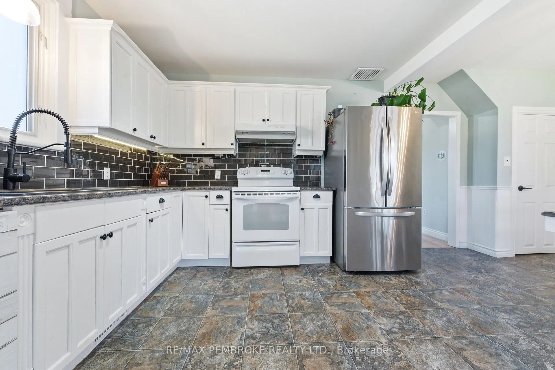 Photo 14 of 566 Perth Street, Pembroke — HOMEH