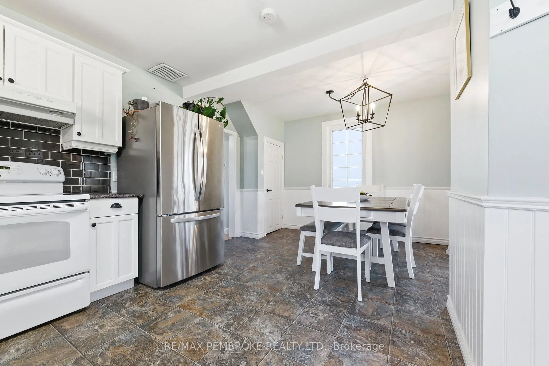 Photo 15 of 566 Perth Street, Pembroke — HOMEH