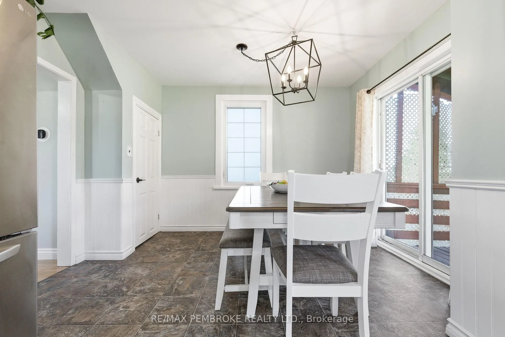 Photo 16 of 566 Perth Street, Pembroke — HOMEH
