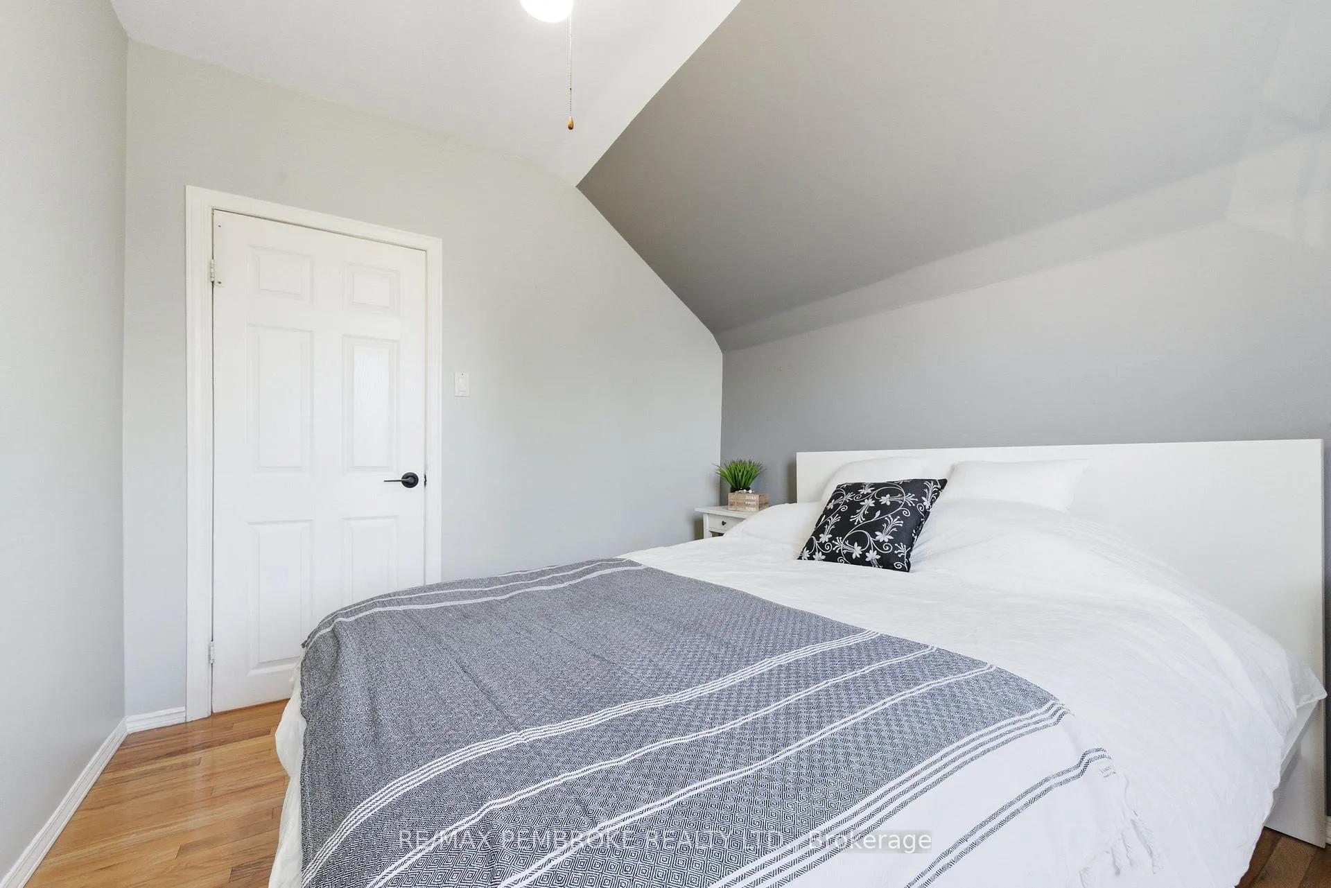 Photo 25 of 566 Perth Street, Pembroke — HOMEH