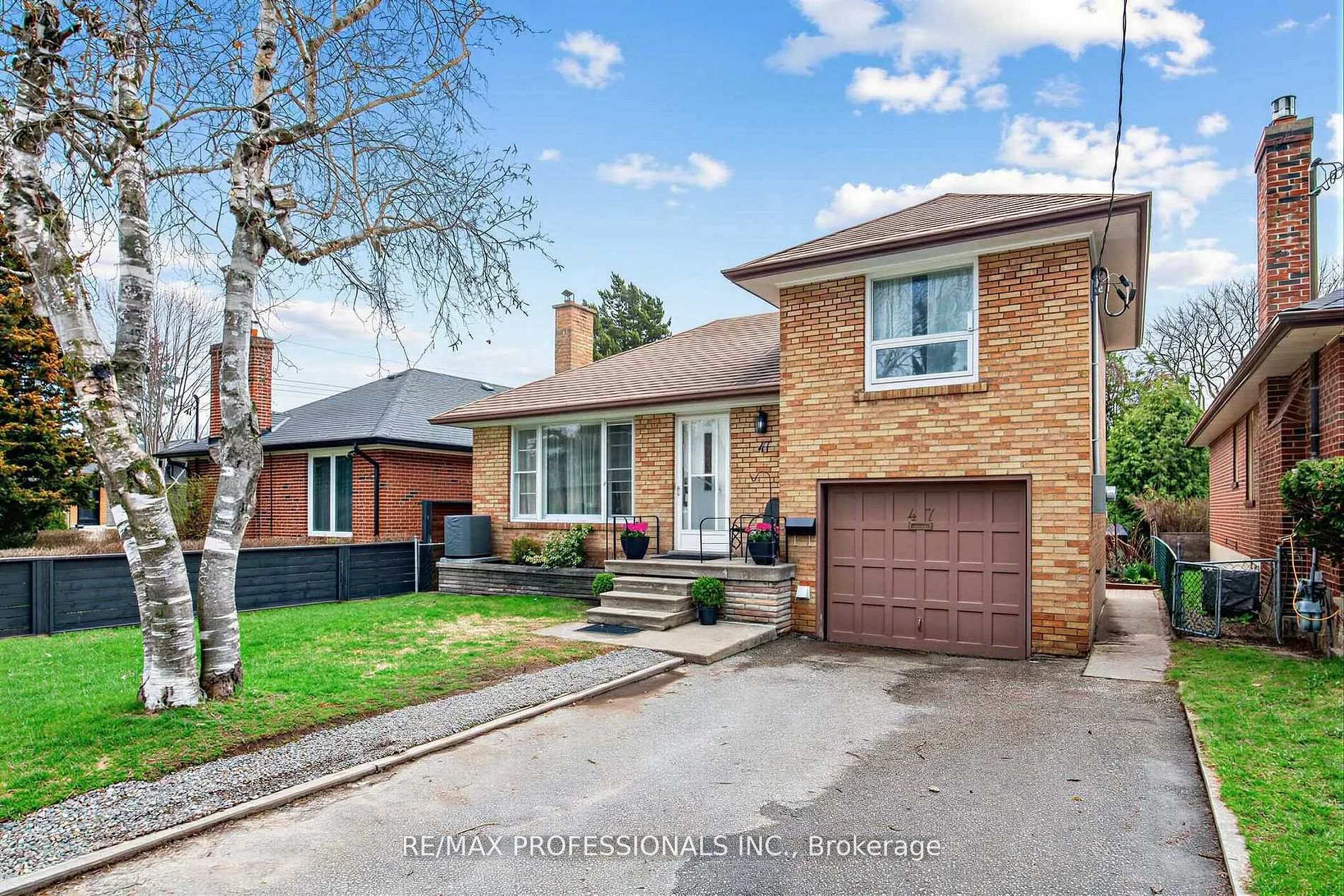 Photo 2 of 47 Claymore Drive, Etobicoke, Stonegate-Queensway — HOMEH