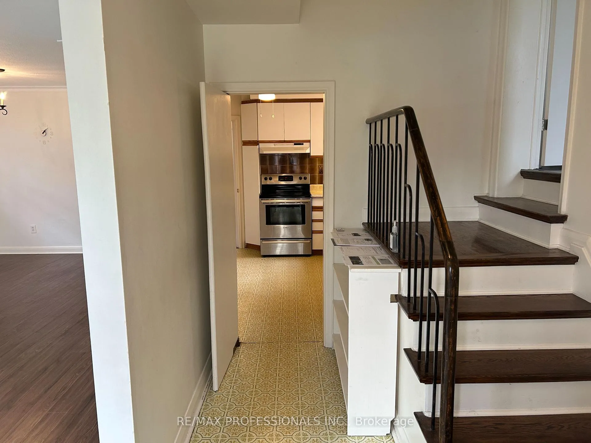 Photo 3 of 47 Claymore Drive, Etobicoke, Stonegate-Queensway — HOMEH