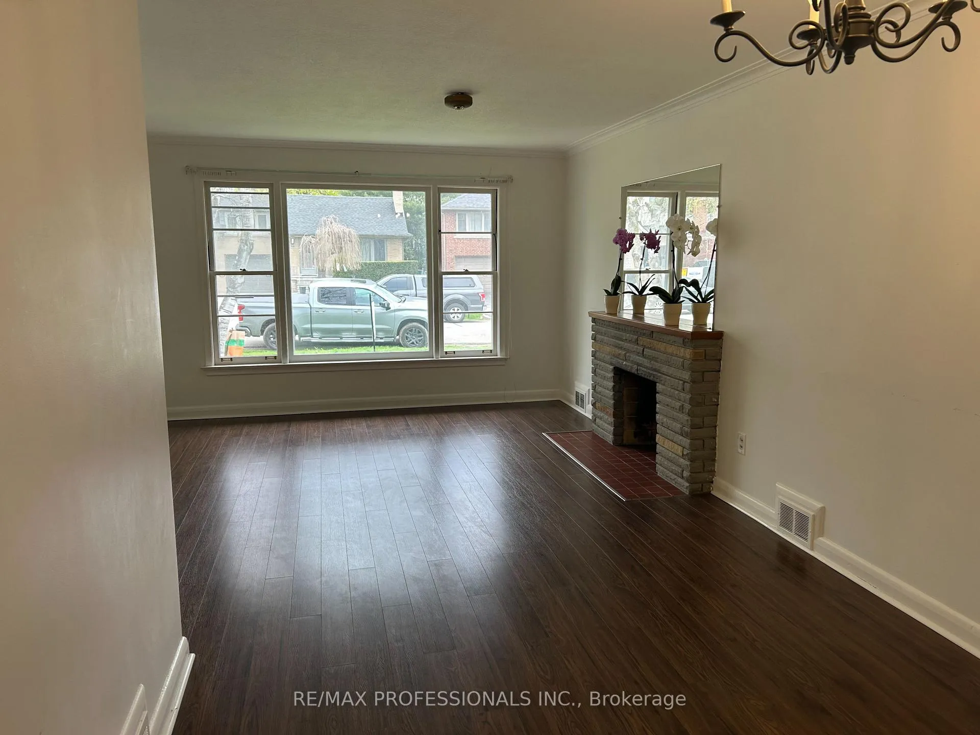 Photo 4 of 47 Claymore Drive, Etobicoke, Stonegate-Queensway — HOMEH