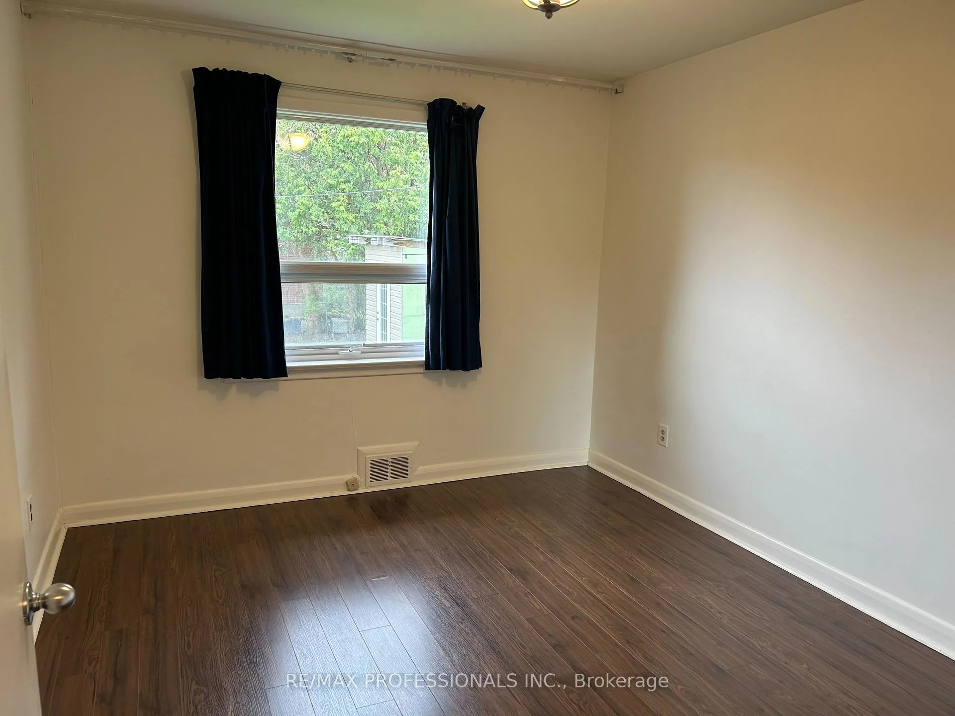 Photo 14 of 47 Claymore Drive, Etobicoke, Stonegate-Queensway — HOMEH