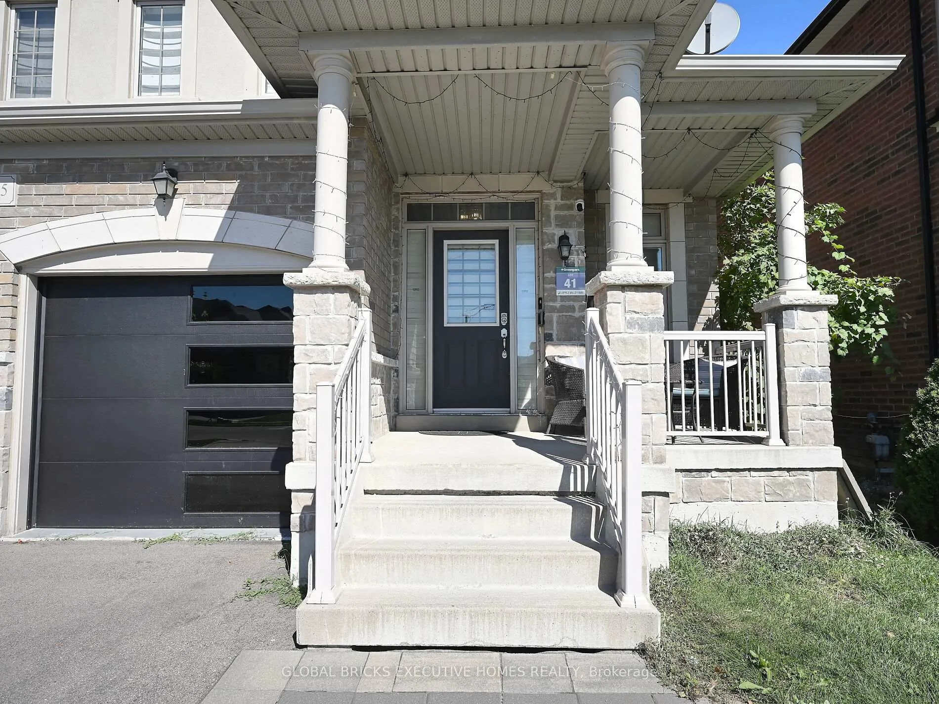 Photo 3 of 55 Apple Valley Way E, Brampton, Bram East — HOMEH