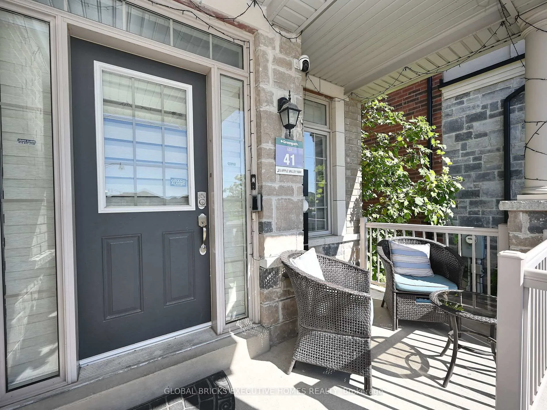 Photo 4 of 55 Apple Valley Way E, Brampton, Bram East — HOMEH