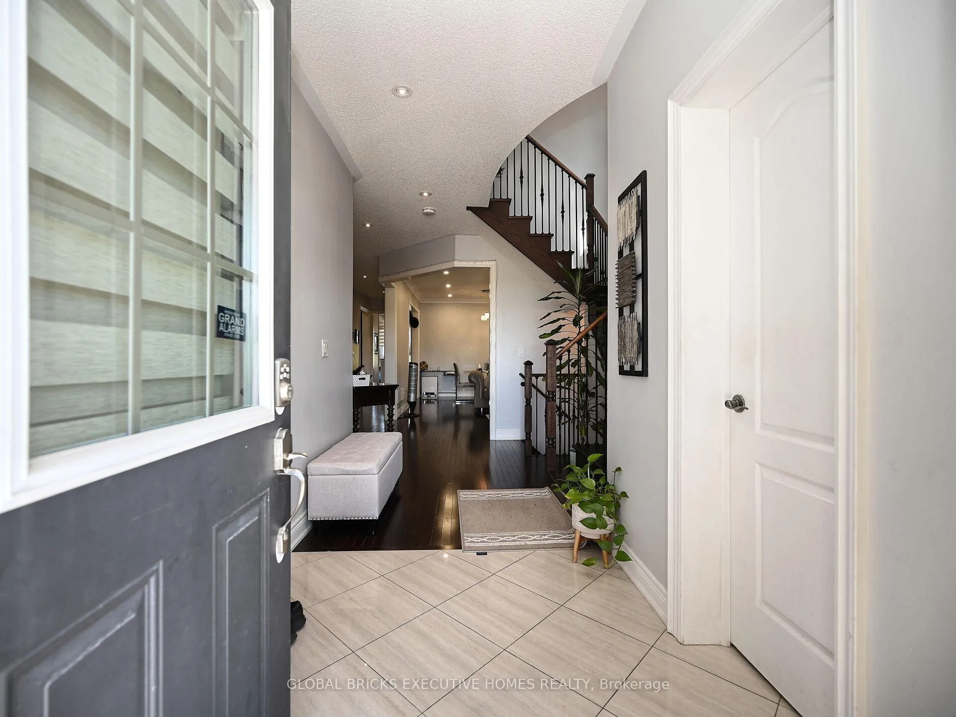 Photo 5 of 55 Apple Valley Way E, Brampton, Bram East — HOMEH