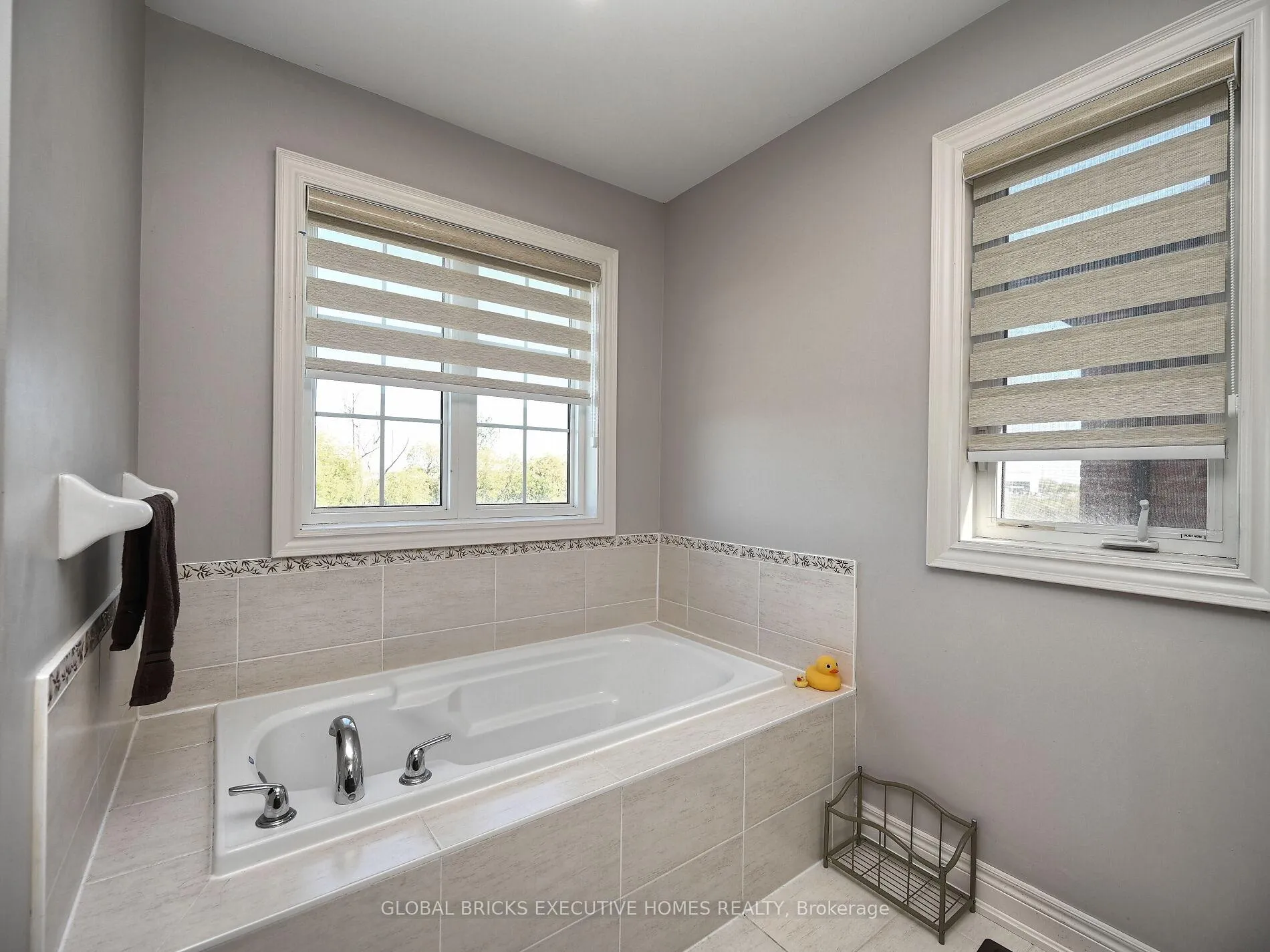 Photo 37 of 55 Apple Valley Way E, Brampton, Bram East — HOMEH
