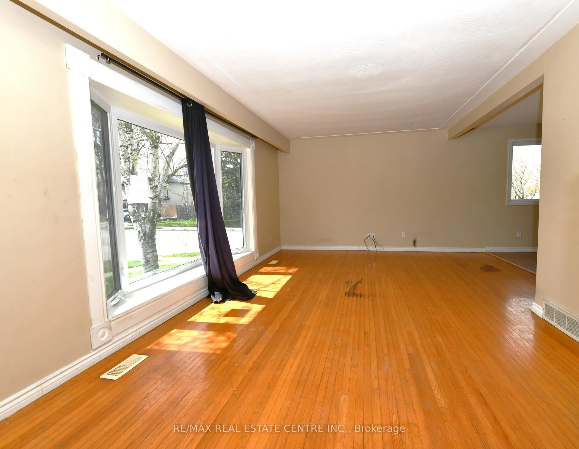 Photo 5 of 110 Silverspring Crescent, Kitchener — HOMEH