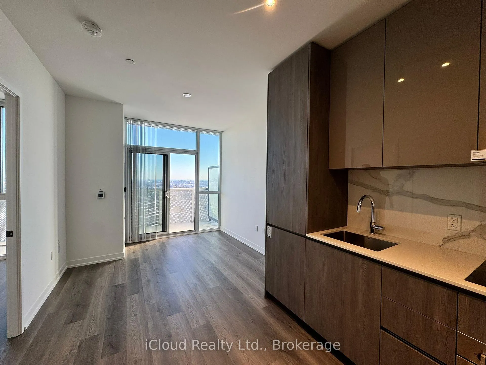 Photo 3 of Unit 6010, 8 Interchange Way, Vaughan, Vaughan Corporate Centre — HOMEH