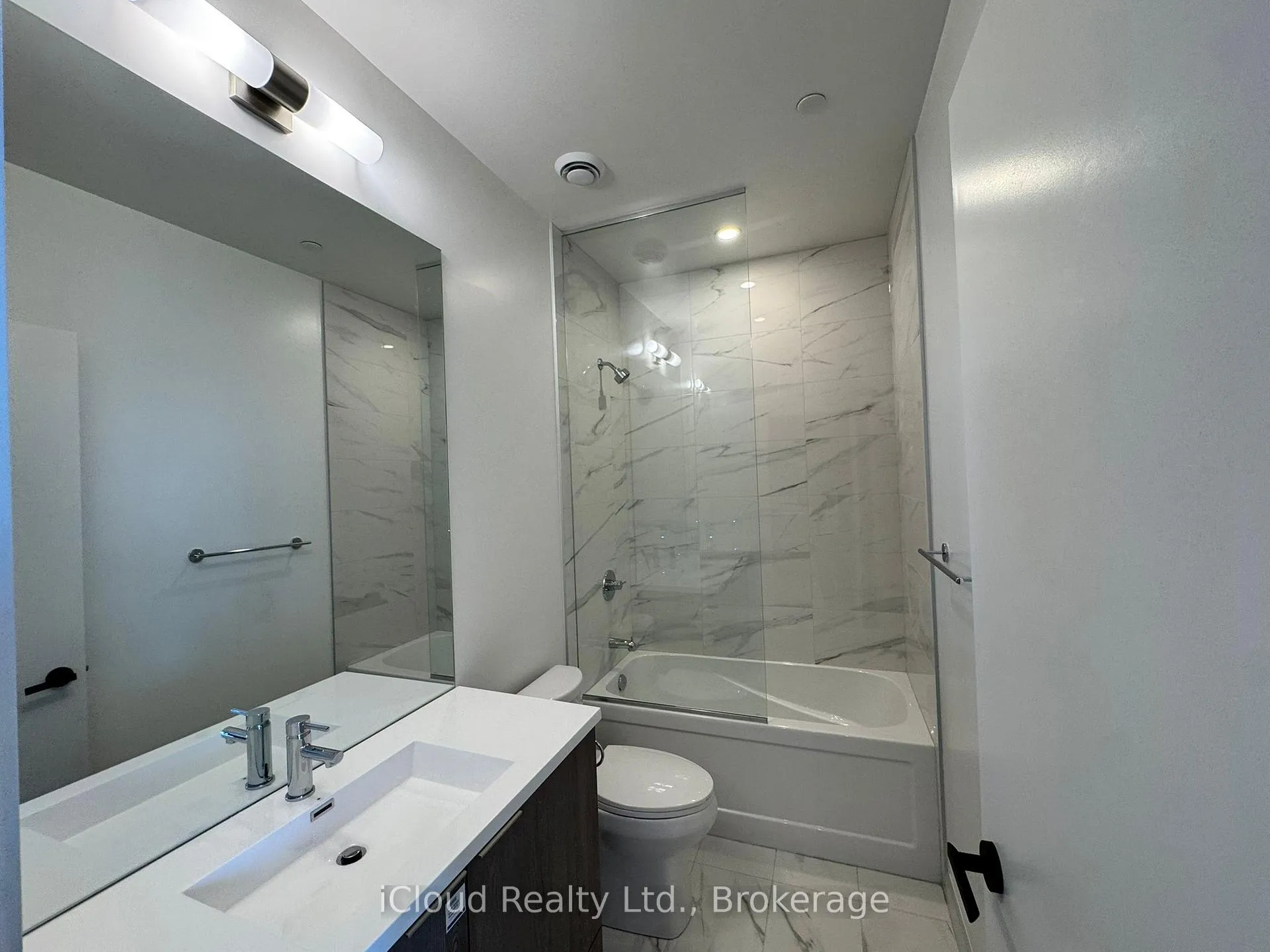 Photo 13 of Unit 6010, 8 Interchange Way, Vaughan, Vaughan Corporate Centre — HOMEH