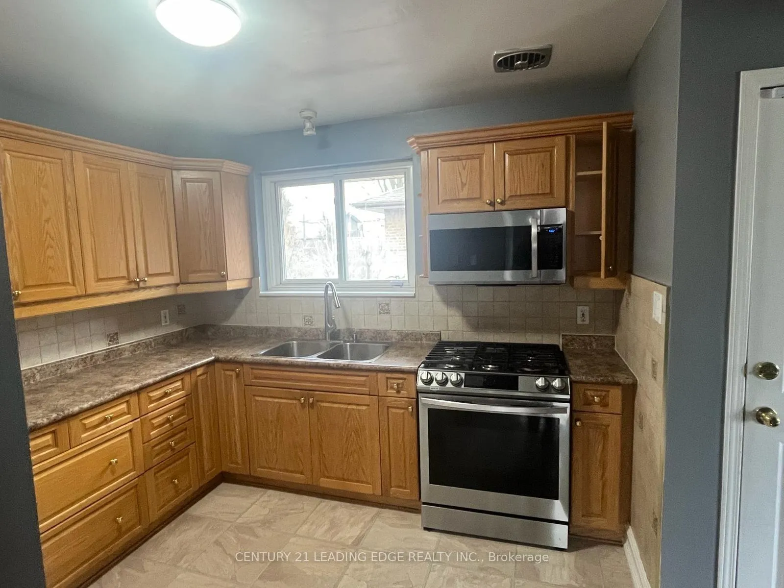 Photo 5 of 912 Crocus Crescent, Whitby, Downtown Whitby — HOMEH