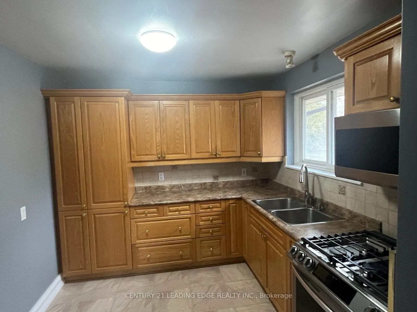 Photo 6 of 912 Crocus Crescent, Whitby, Downtown Whitby — HOMEH