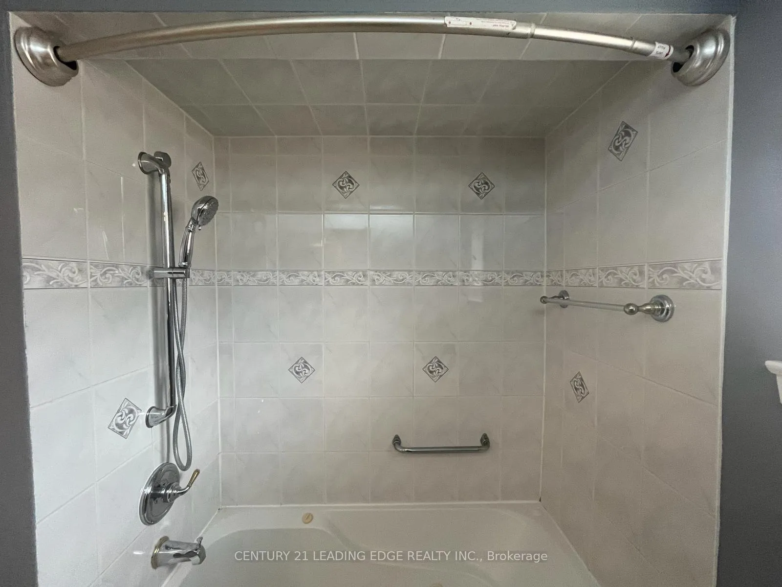 Photo 8 of 912 Crocus Crescent, Whitby, Downtown Whitby — HOMEH