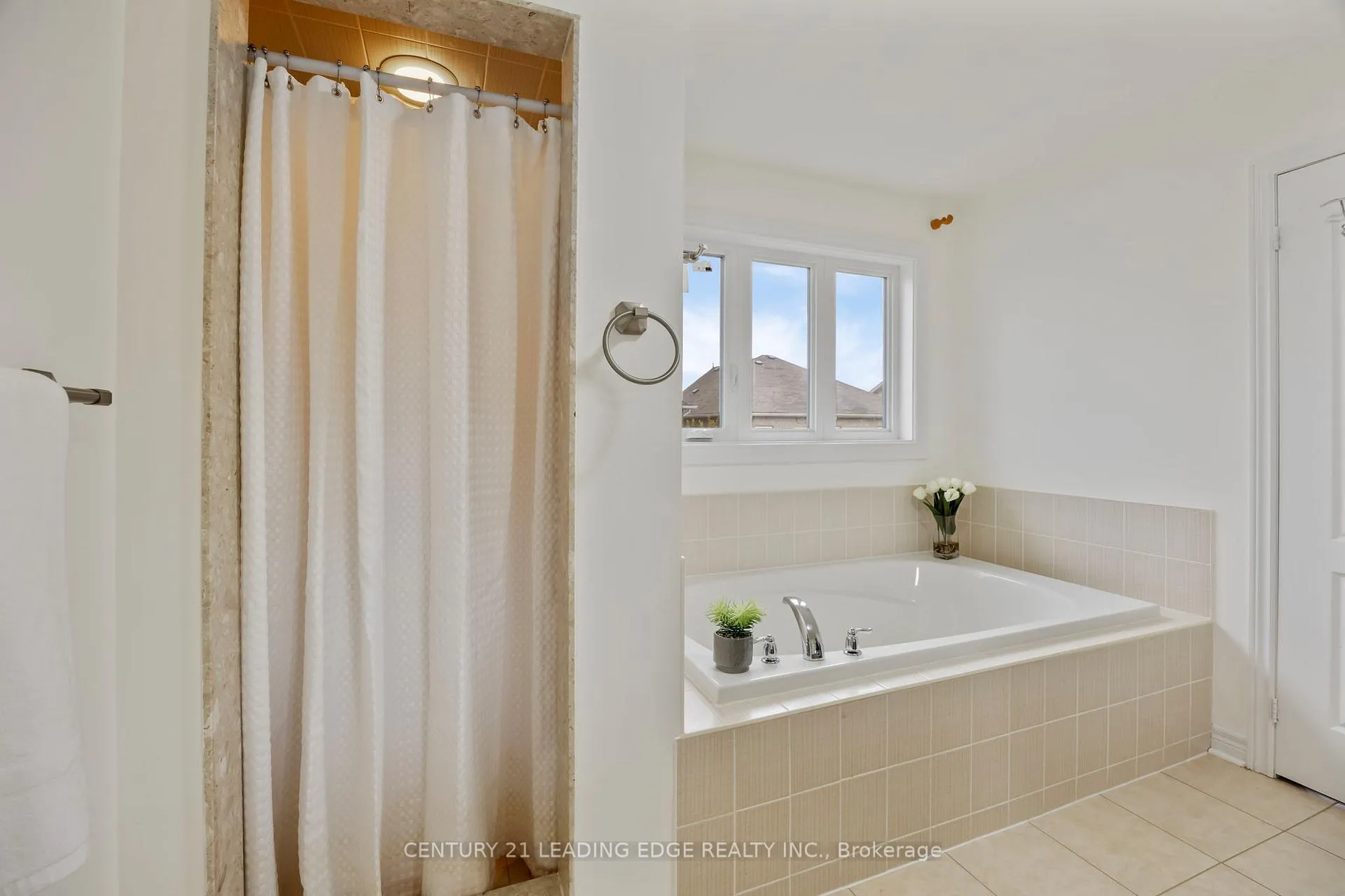 Photo 32 of 114 Stonechurch Crescent, Markham, Box Grove — HOMEH