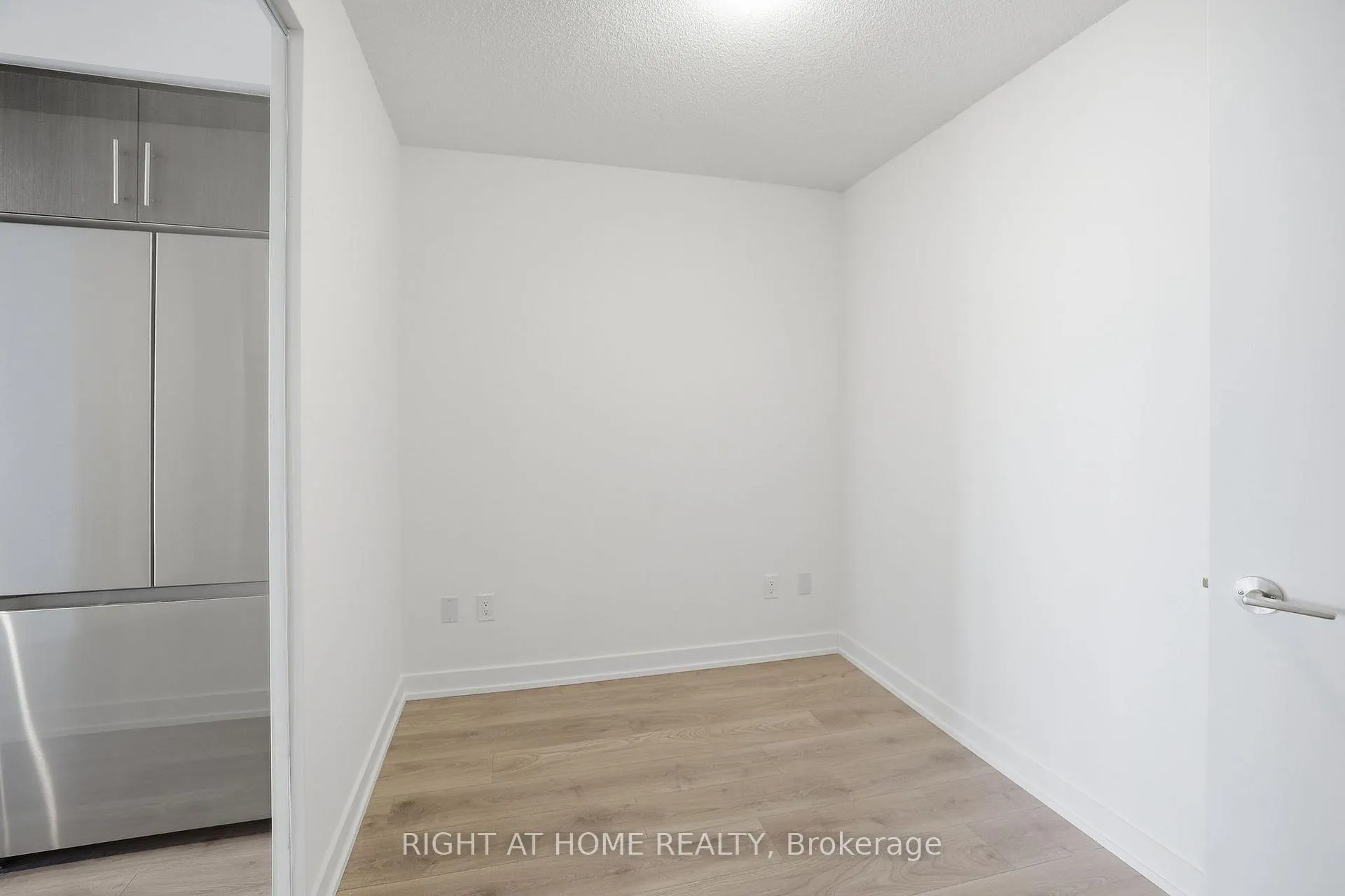 Photo 5 of Unit 504, 1010 sandy beach Road, Pickering, Bay Ridges — HOMEH