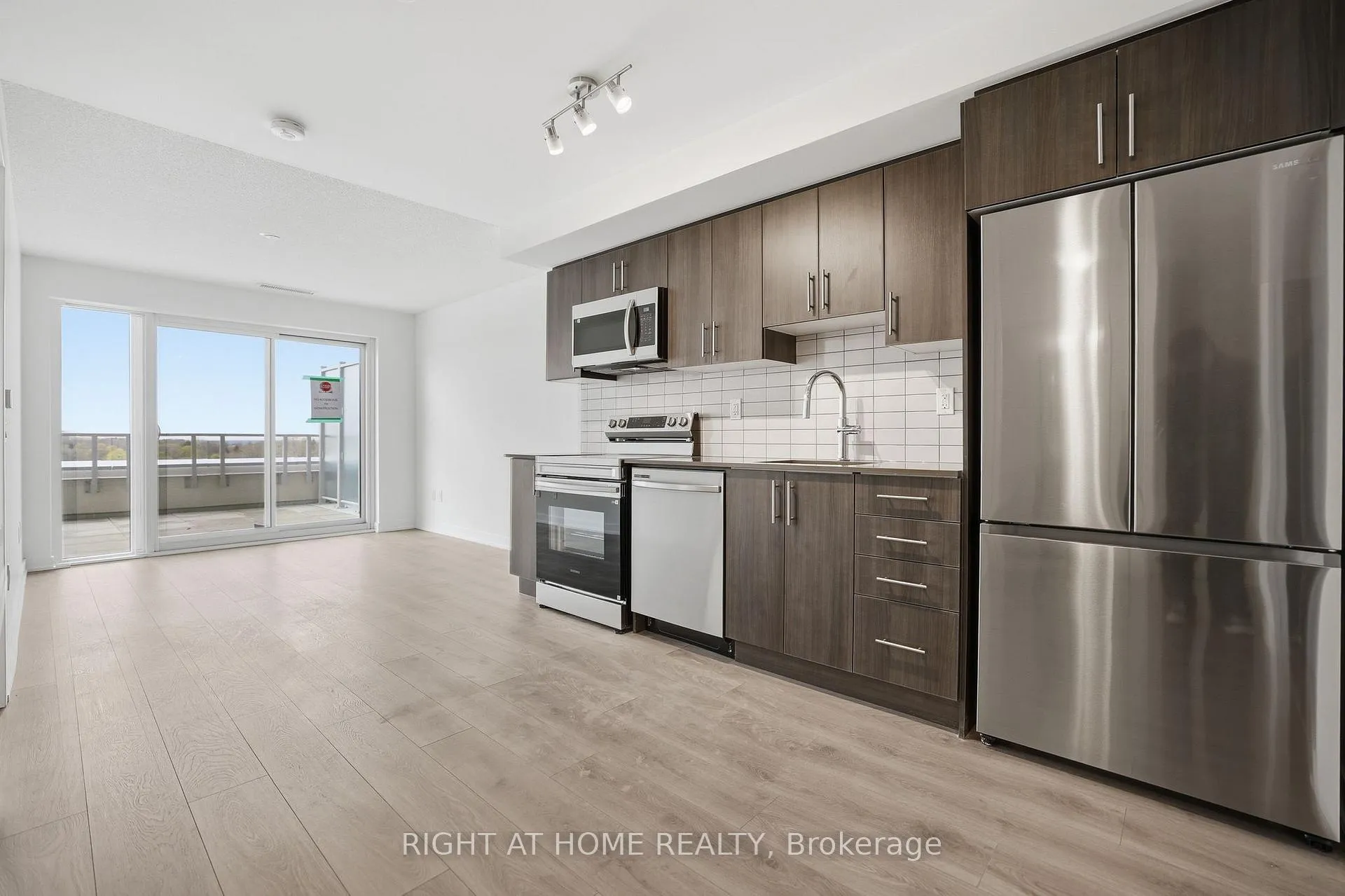 Photo 10 of Unit 504, 1010 sandy beach Road, Pickering, Bay Ridges — HOMEH