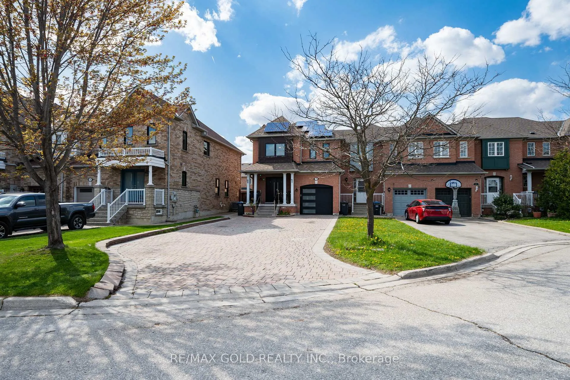 Photo 3 of 19 Spring Valley Court, Brampton, Bram East — HOMEH
