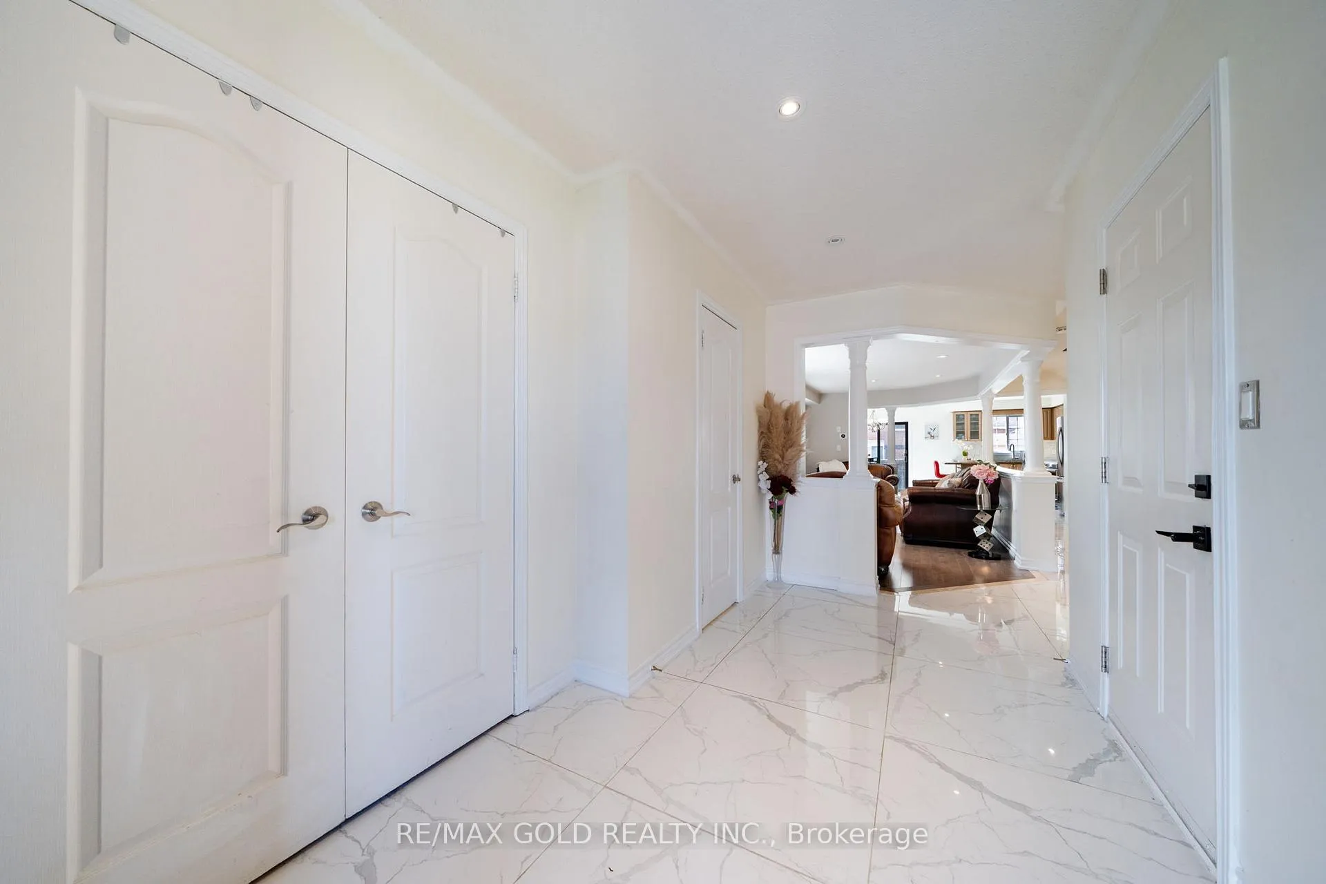 Photo 6 of 19 Spring Valley Court, Brampton, Bram East — HOMEH