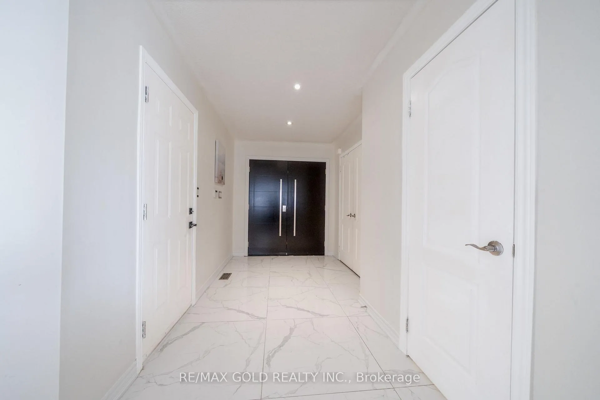 Photo 7 of 19 Spring Valley Court, Brampton, Bram East — HOMEH