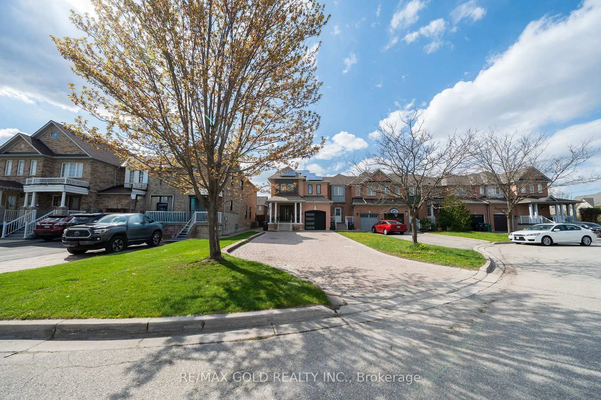 Photo 2 of 19 Spring Valley Court, Brampton, Bram East — HOMEH