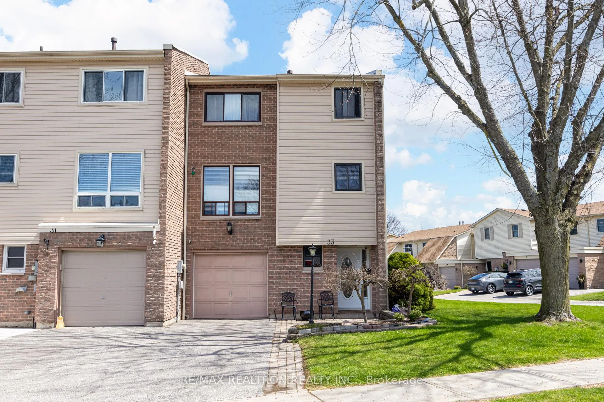 Photo 2 of 33 Clover Ridge Drive W, Ajax, South West — HOMEH