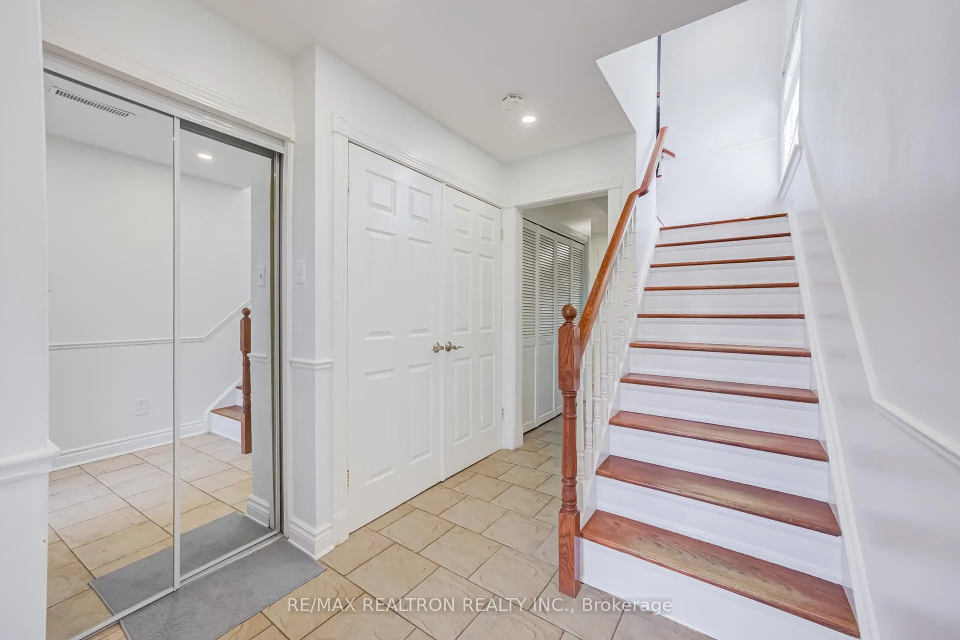 Photo 5 of 33 Clover Ridge Drive W, Ajax, South West — HOMEH