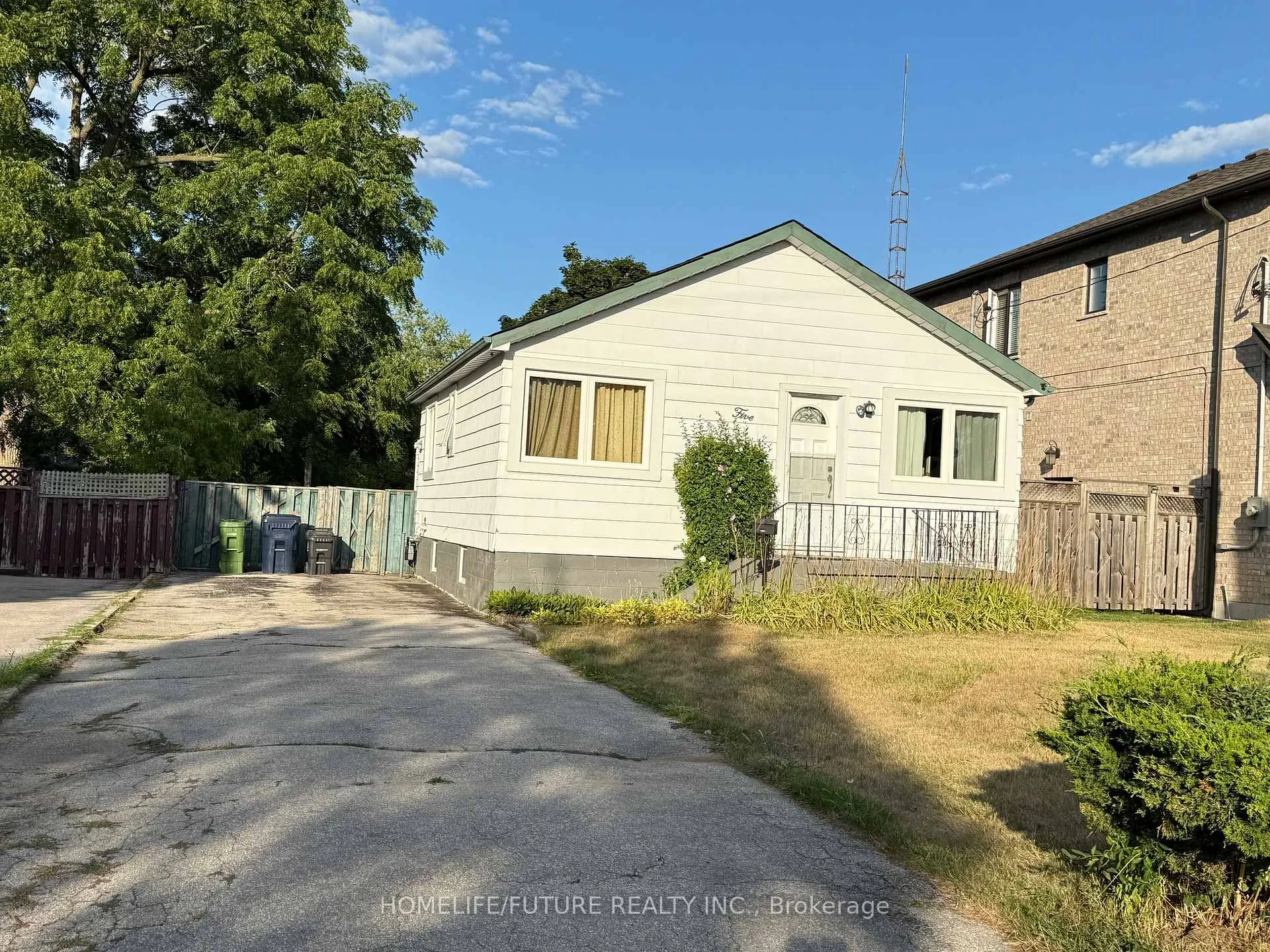 Photo 2 of 5 Weir Crescent, Scarborough, West Hill — HOMEH