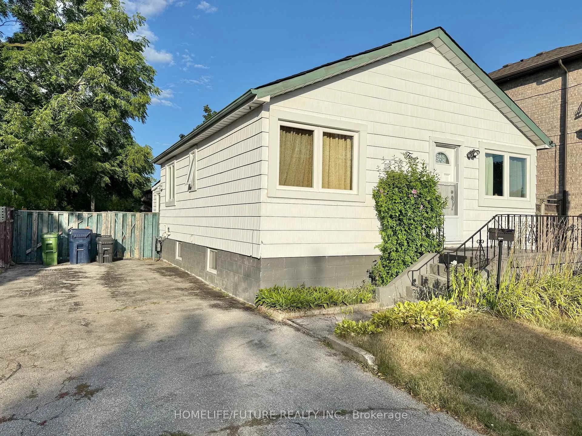 Photo 3 of 5 Weir Crescent, Scarborough, West Hill — HOMEH
