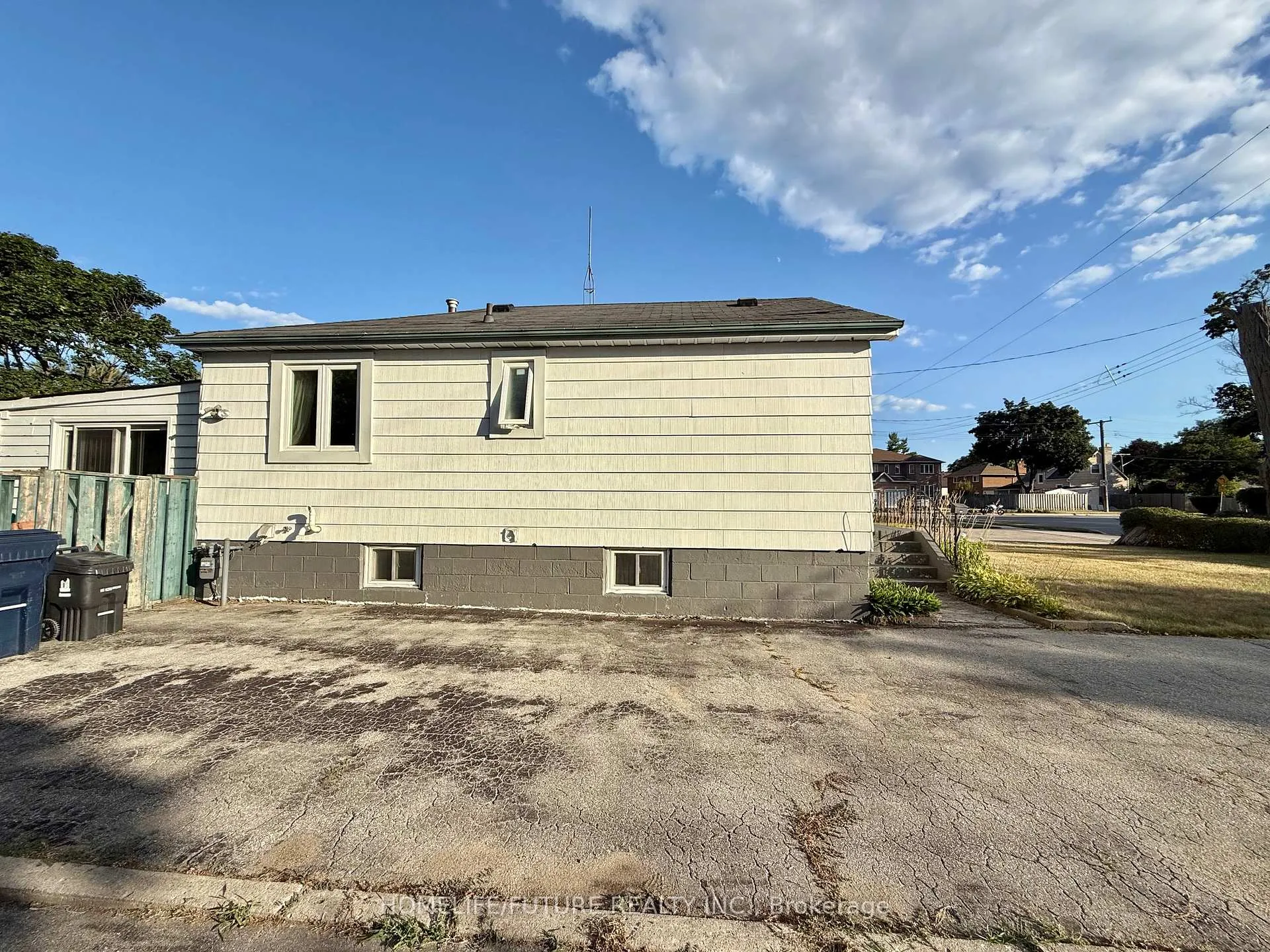 Photo 4 of 5 Weir Crescent, Scarborough, West Hill — HOMEH